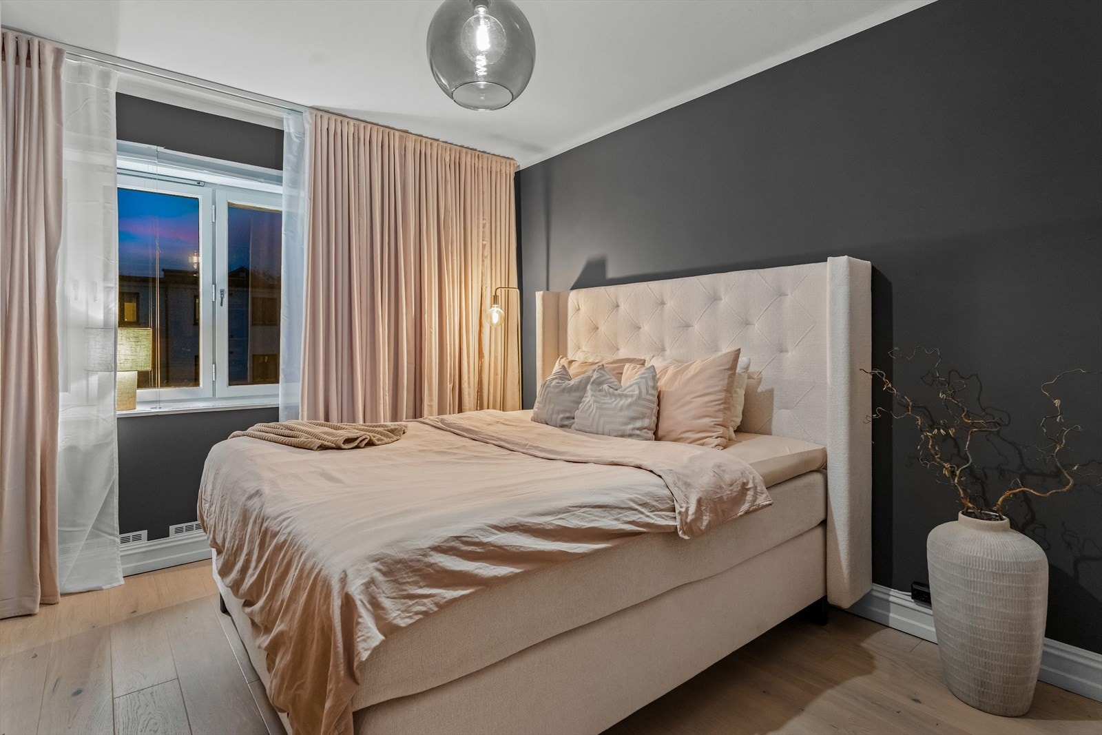 Boligen har to soverom. Hovedsoverommet har plass til dobbeltseng med tilhørende nattbord. Galleribilde