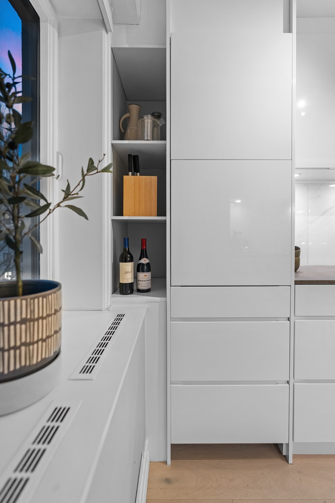 Det er integrerte hvitevarer i innredningen, og over platetoppen er det tilkoblet ventilator. Galleribilde