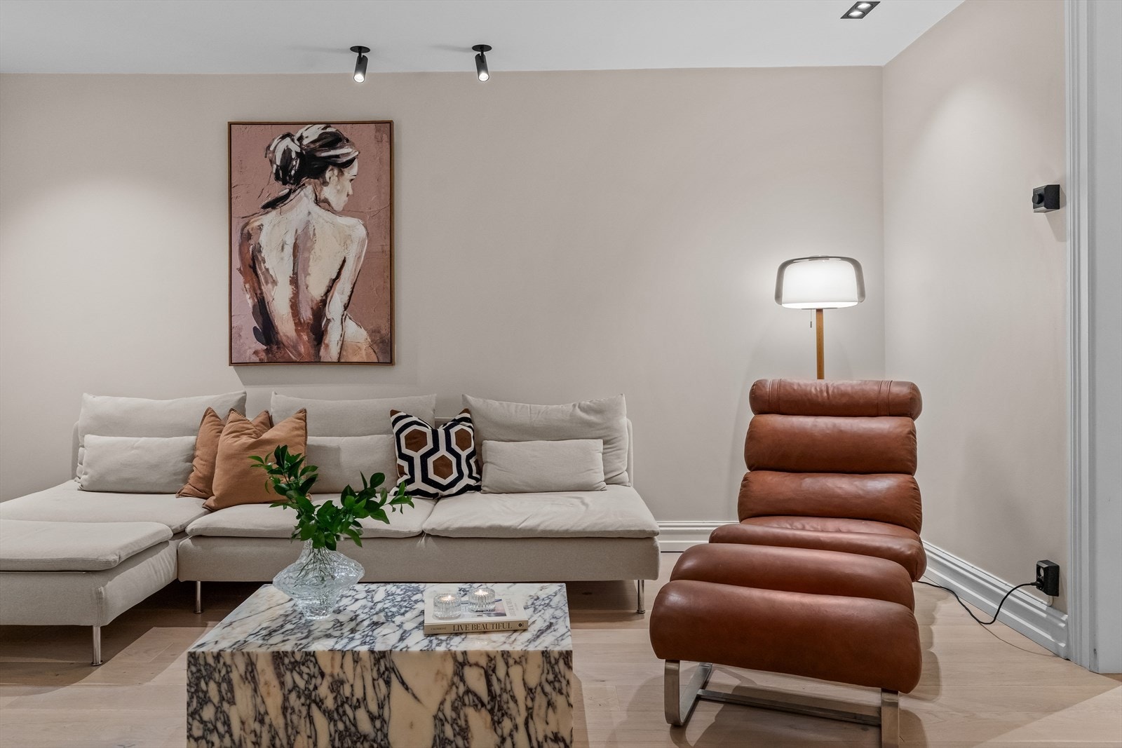 Her er det rom for stor sofaseksjon, samt tv-møbel. Galleribilde