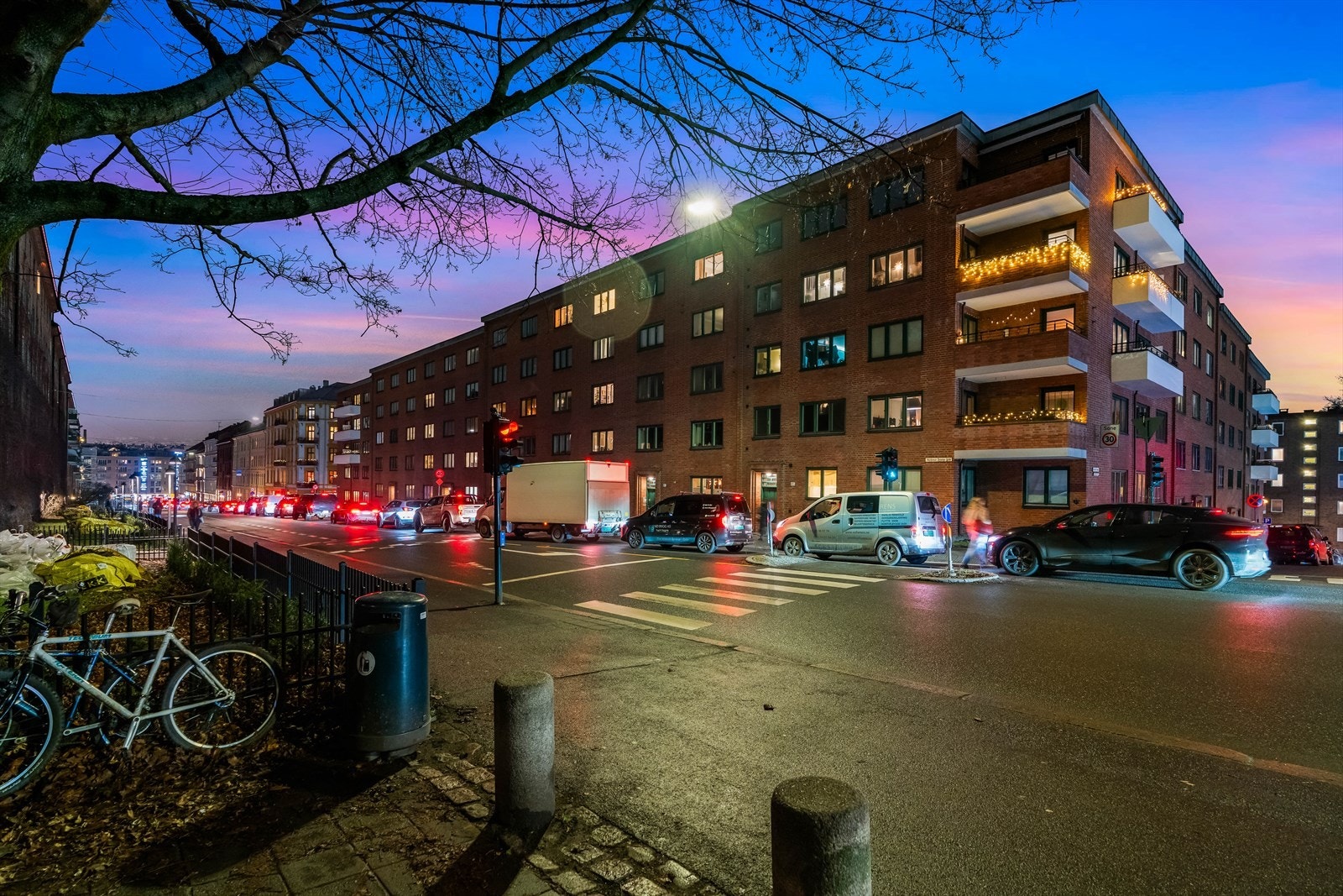 Fasade - Her bor du med umiddelbar nærhet til alt Oslo sentrum har å by på, blant annet et rikt utvalg restauranter, nisjeforretninger, kollektivtrafikk og parkområder. Galleribilde