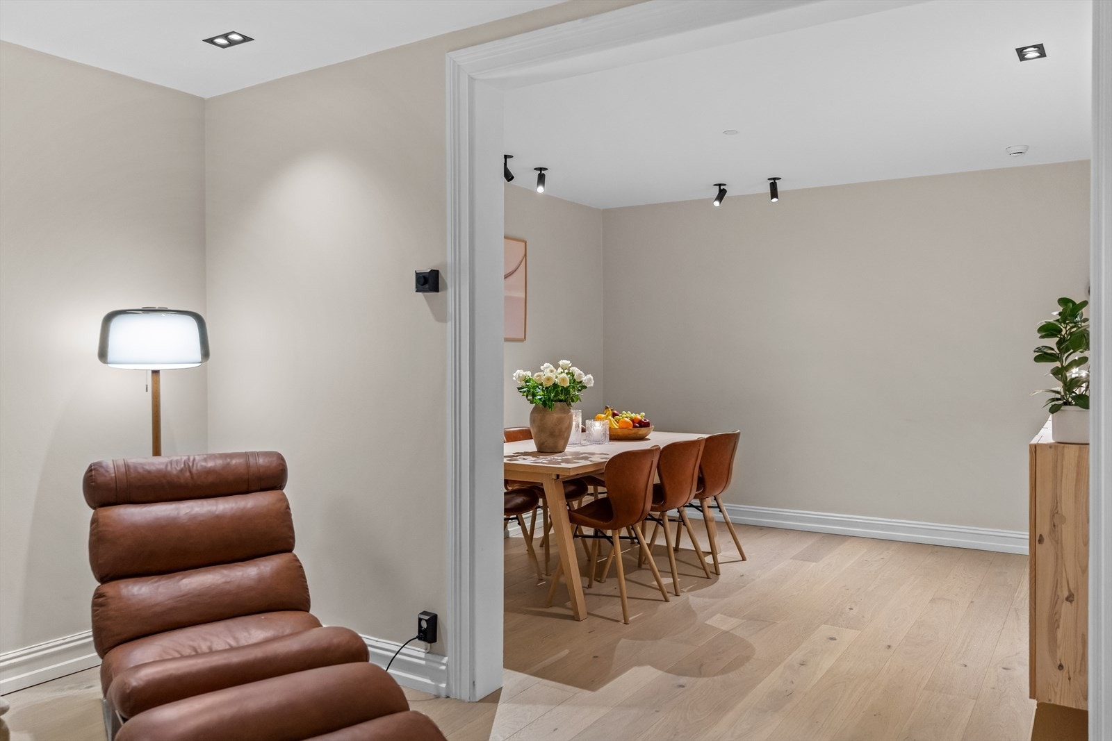 Videre innenfor spisestue-delen ligger tv-stuen. Galleribilde