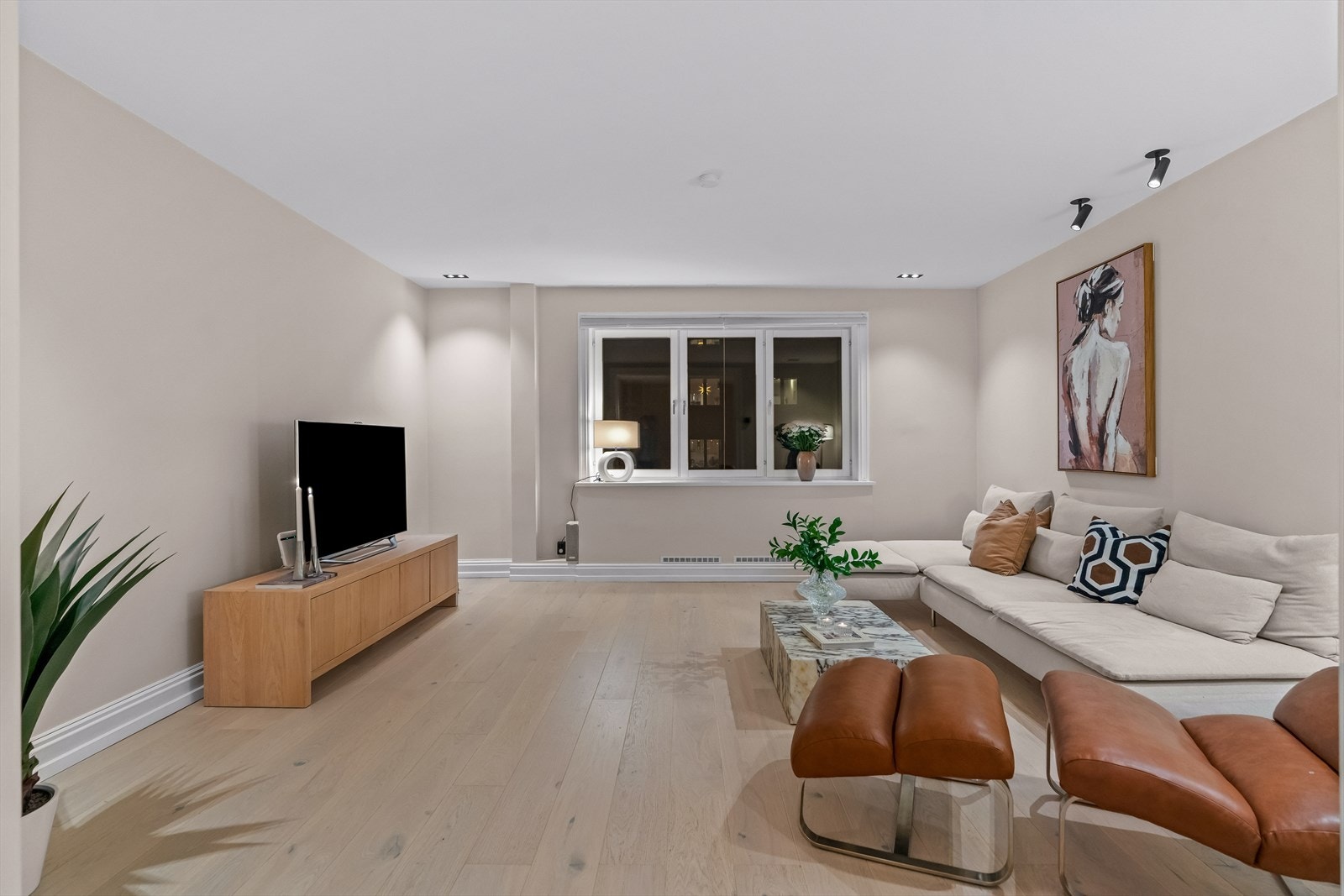 Boligen har en stor todelt stue. Galleribilde