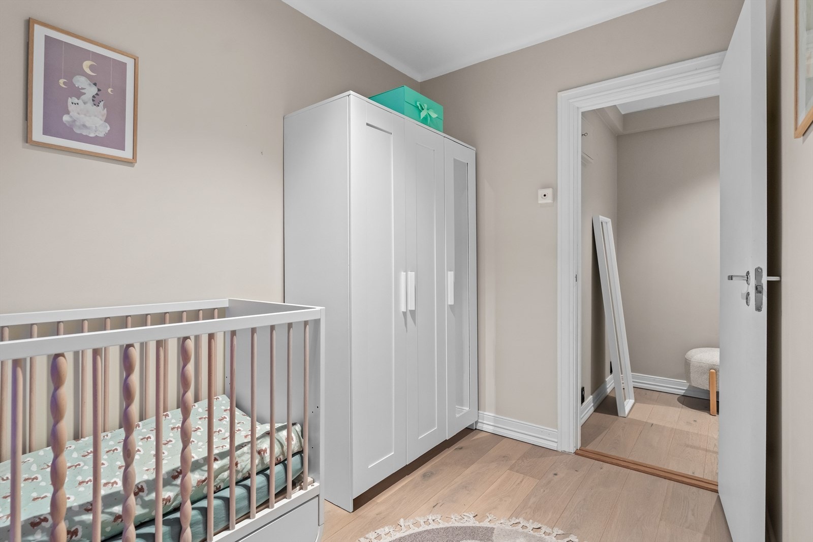 Rommet har plass til seng, nattbord, garderobeløsning og evt. skrivebord. Galleribilde