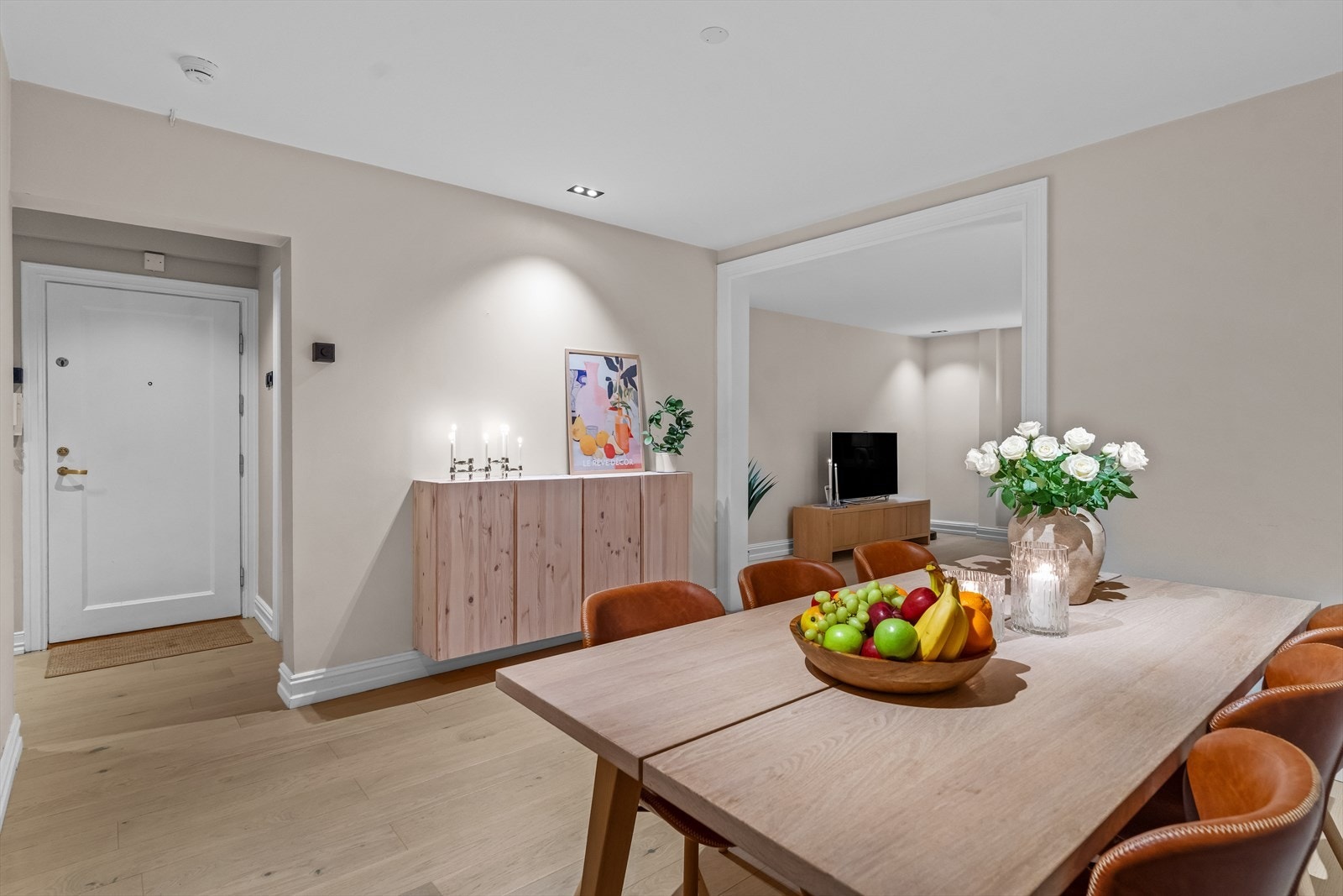 Stuen har i likhet med resten av leiligheten en pen enstavs parkett på gulvet. Galleribilde