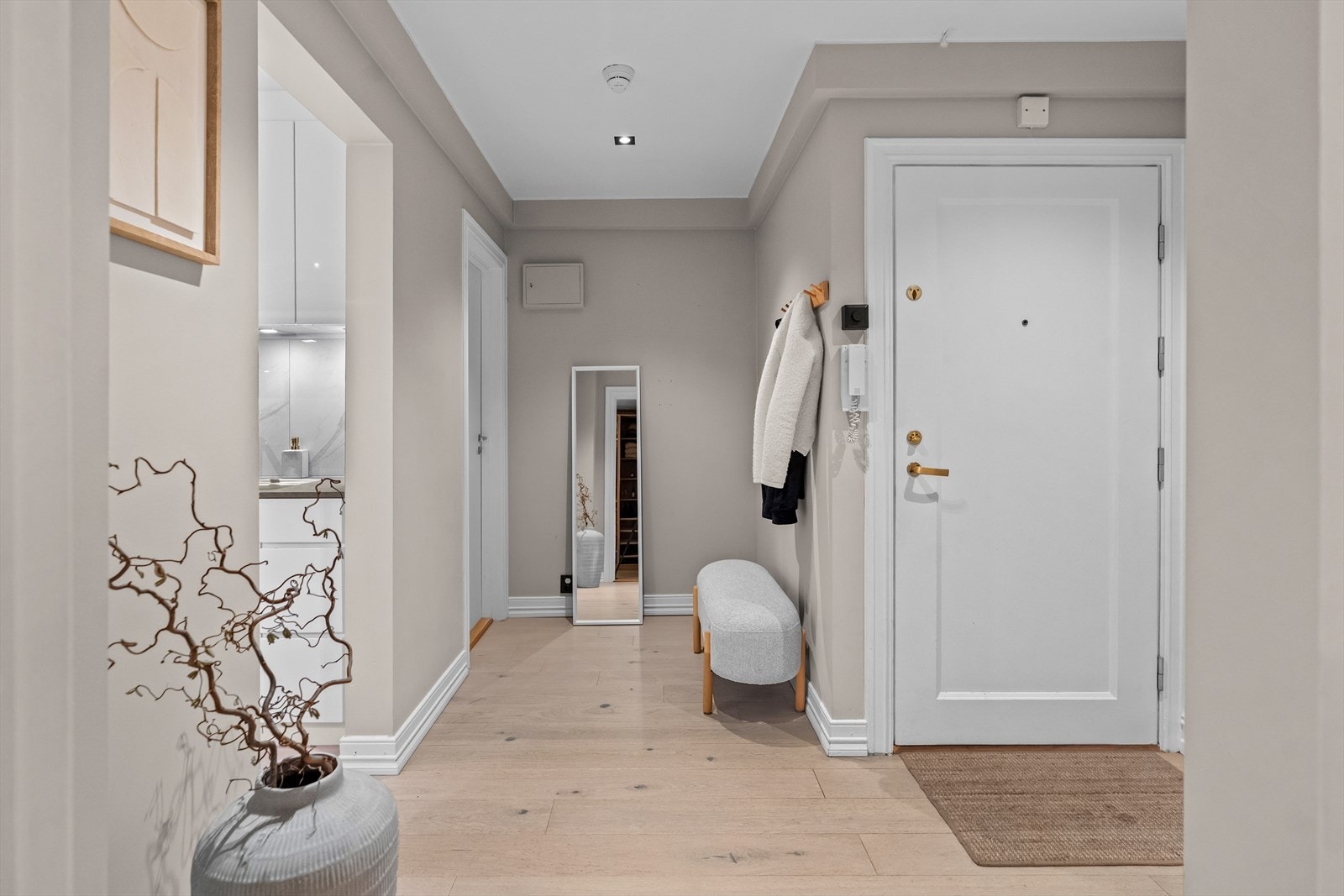 Leiligheten har en romslig entré med god plass til å henge fra seg yttertøy og sette fra seg sko. Galleribilde