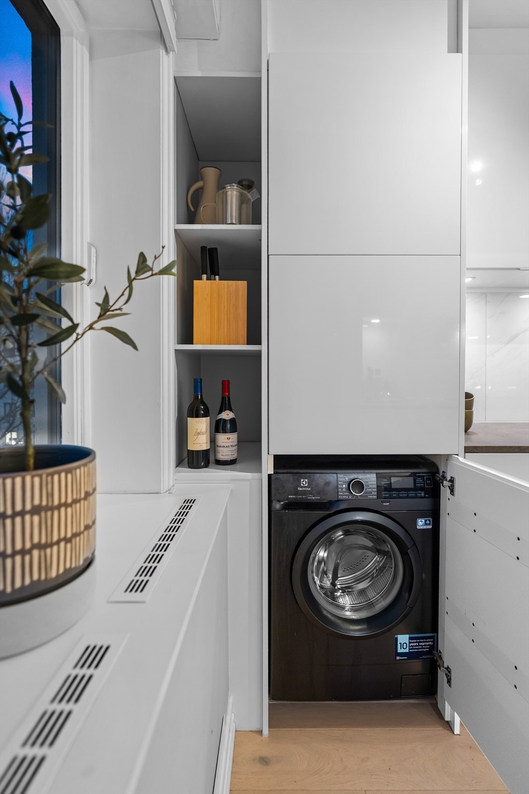 I tillegg er det opplegg for vaskemaskin i praktisk skapløsning. Galleribilde