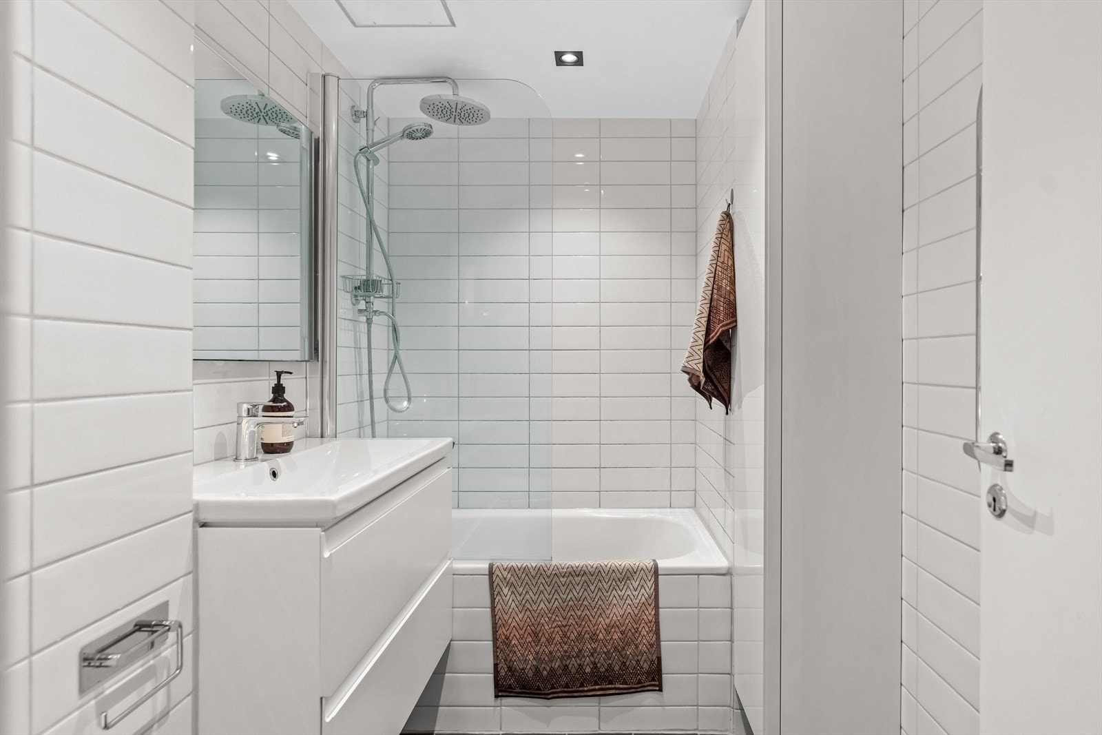 Rommet er utstyrt med dusj i badekar, veggfestet klosett med innebygget sisterne samt opplegg for vaskemaskin. Galleribilde