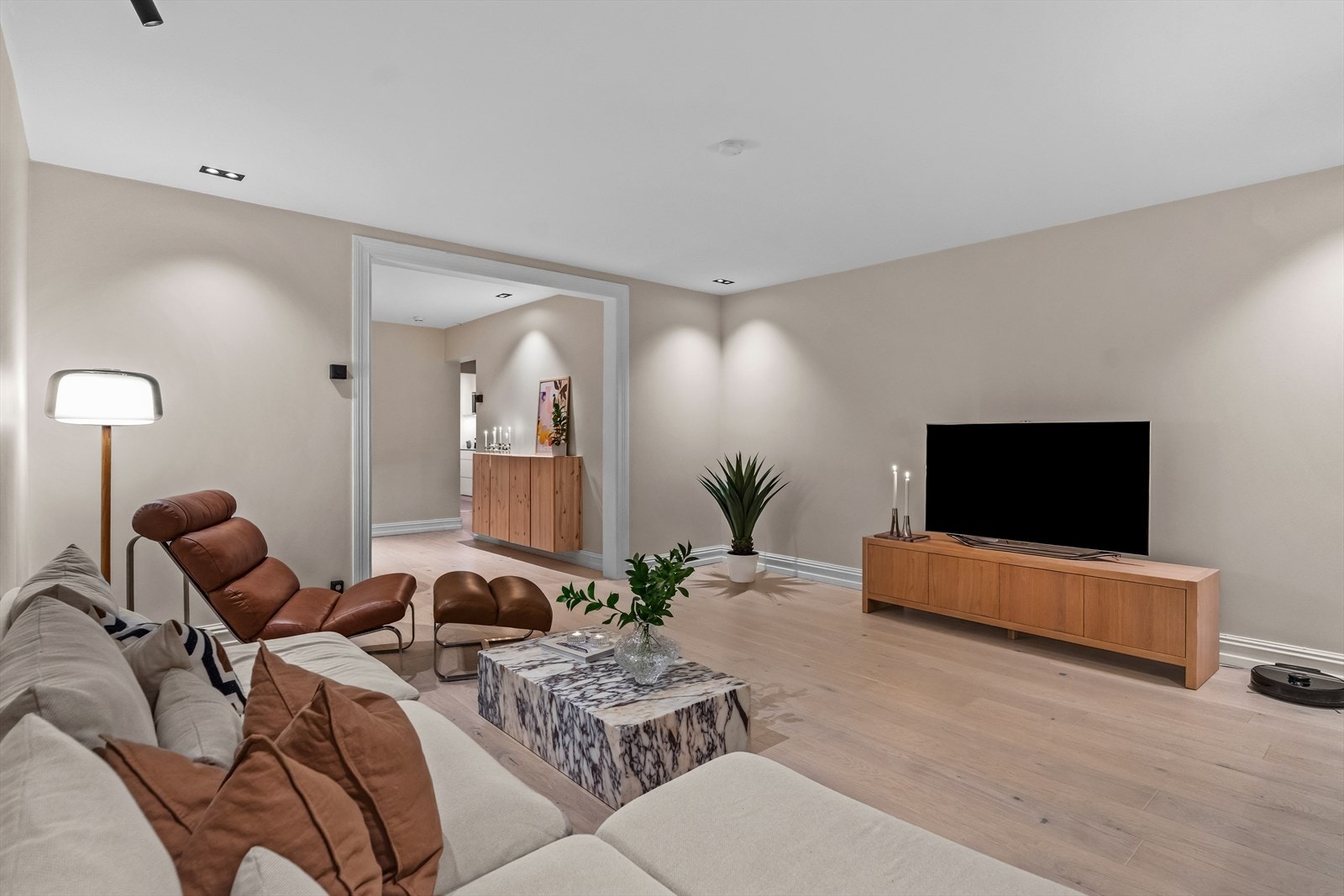 Det er downlights i taket, samt spotter. Galleribilde