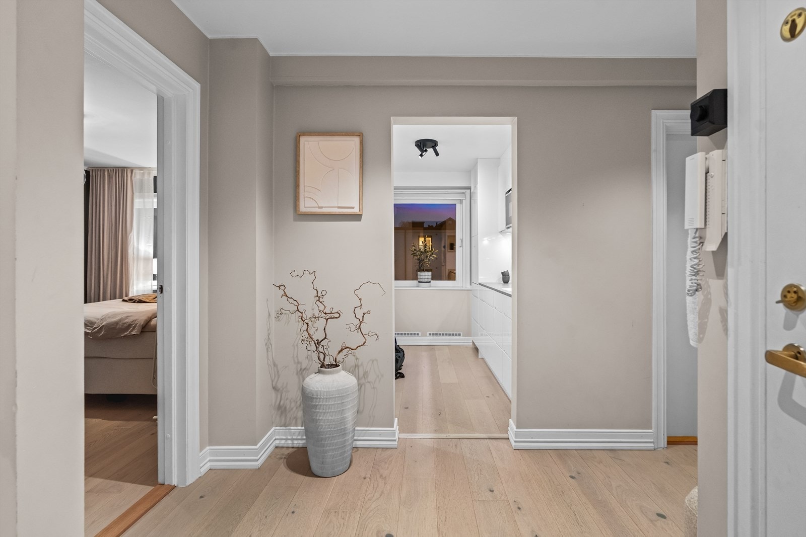 Dørcalling med åpner gjør det enkelt å slippe inn gjester fra bakkeplan. Galleribilde