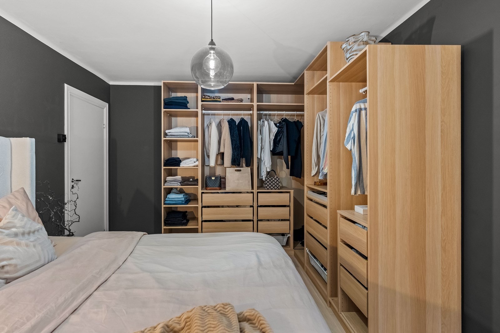 Videre er det plass til garderobeløsning. Galleribilde