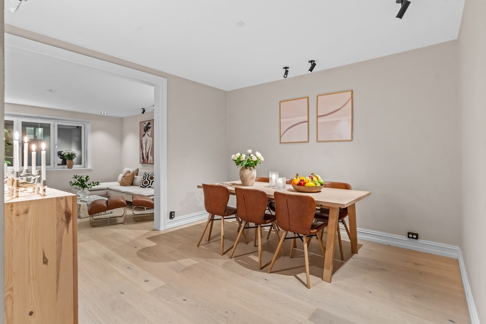 I spisestue-delen er det god plass til stort spisebord med plass til mange middagsgjester! Galleribilde