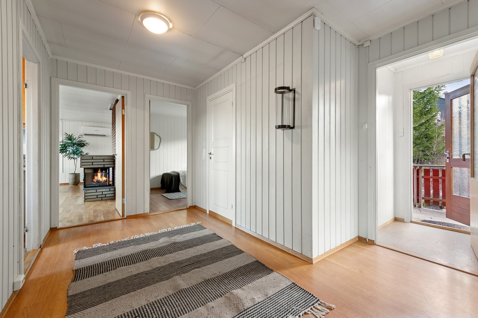 Direkte tilgang til stuen fra entréen skaper en naturlig flyt mellom rommene. Galleribilde