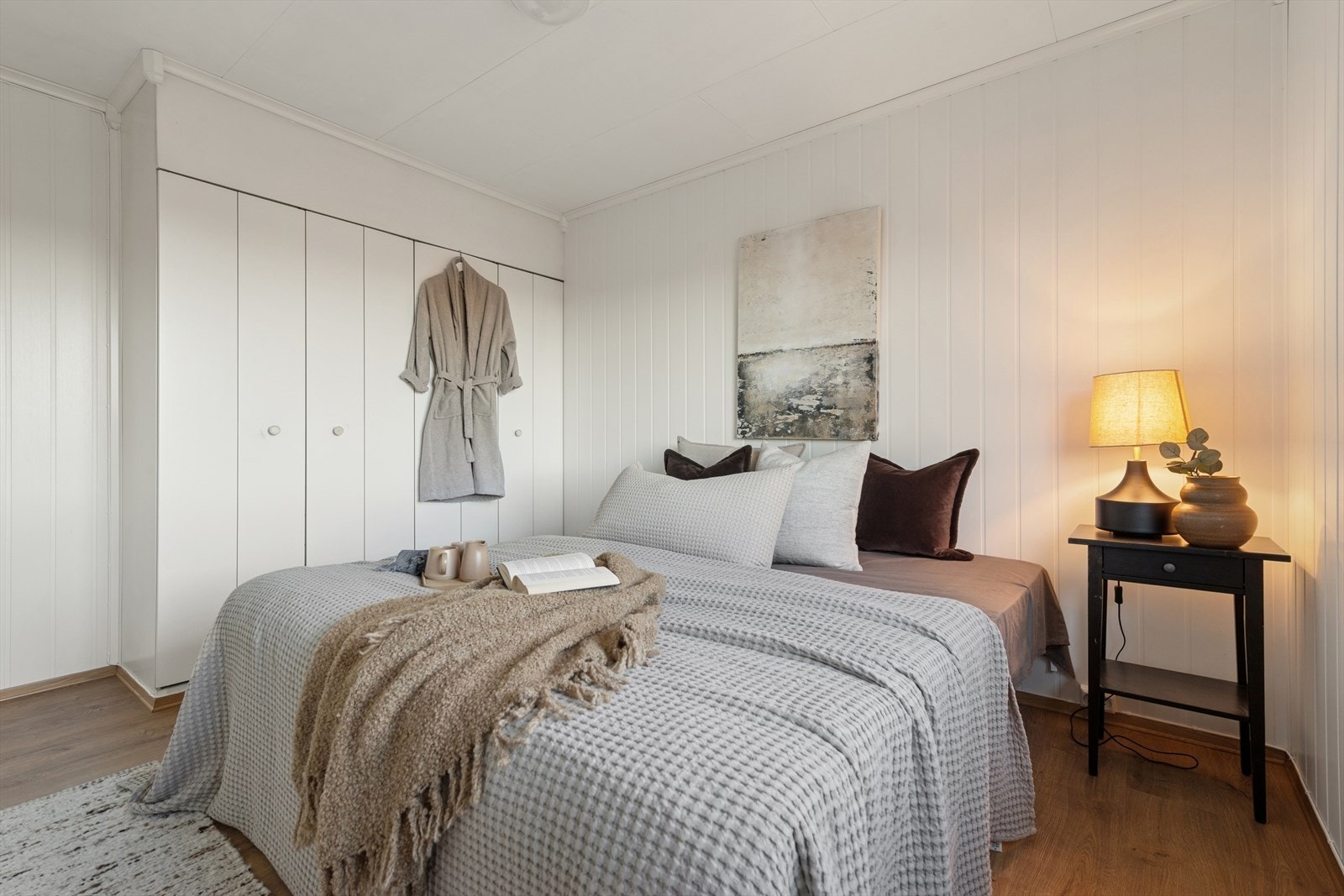 Hovedsoverom har god størrelse og er innredet med garderobeskap Galleribilde