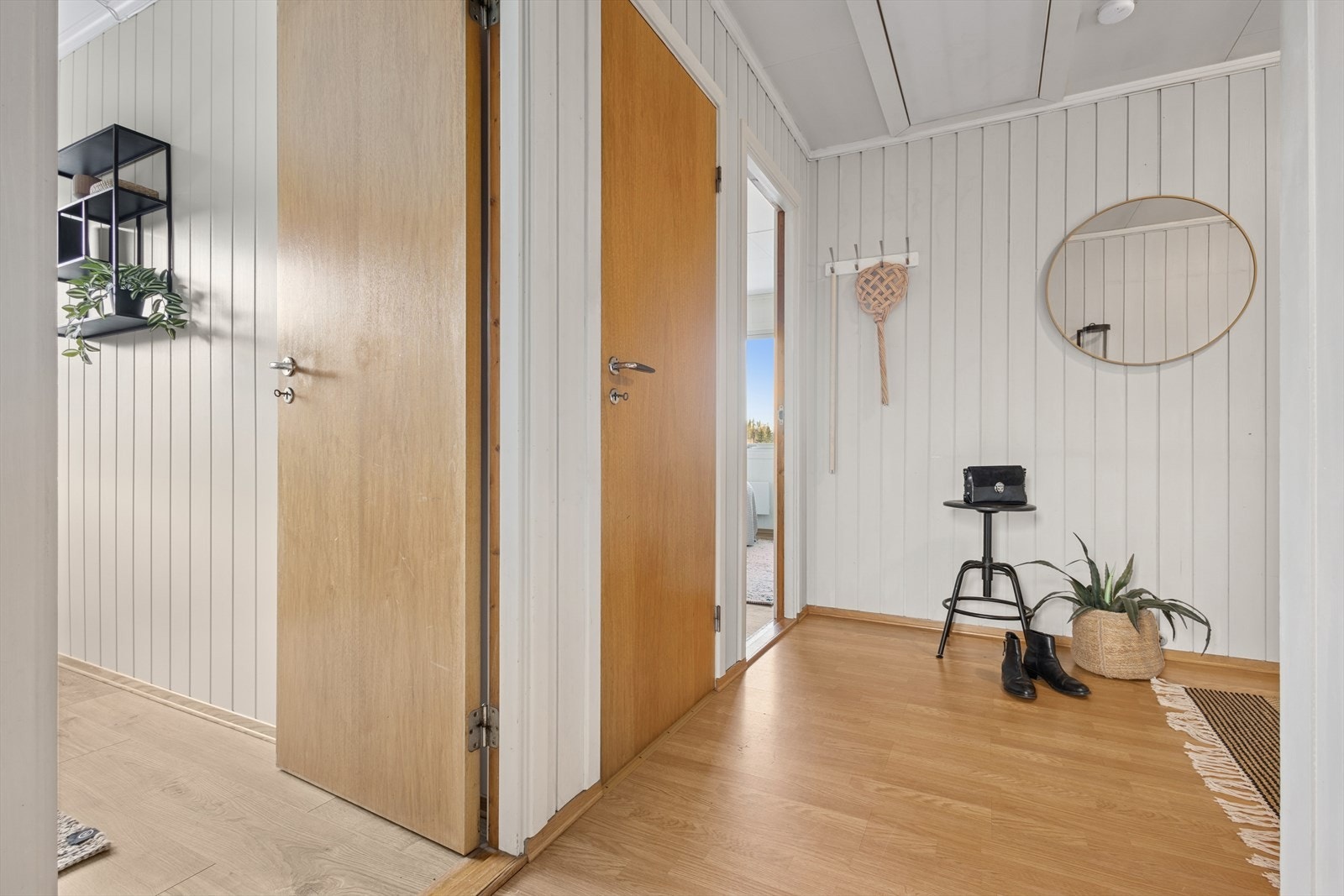 Velkommen inn! Gang med gode innredningsmuligheter. Galleribilde