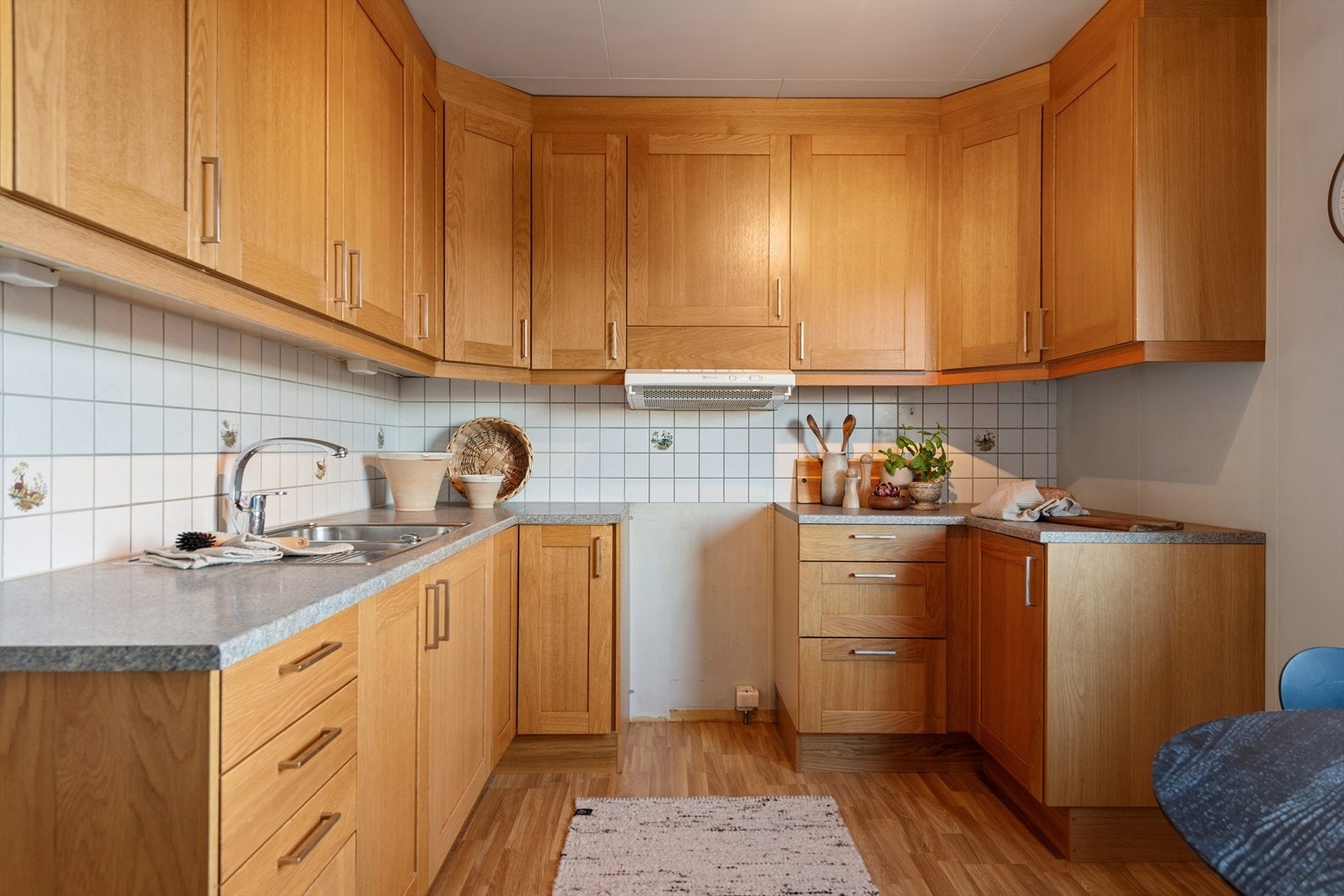 Kjøkkenet er utstyrt med mekanisk avtrekk over komfyren og flislagt bakvegg. Galleribilde