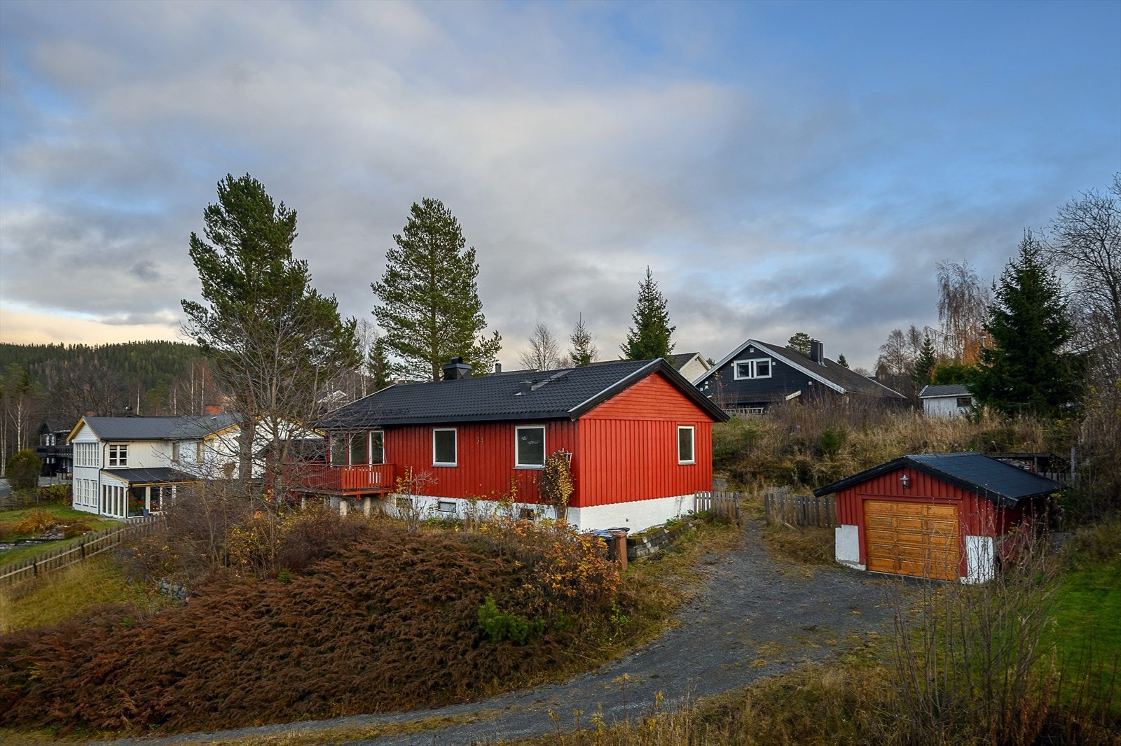 Tomten er festet og det er gode parkeringsmuligheter i garasje og på tomten for øvrig. Galleribilde