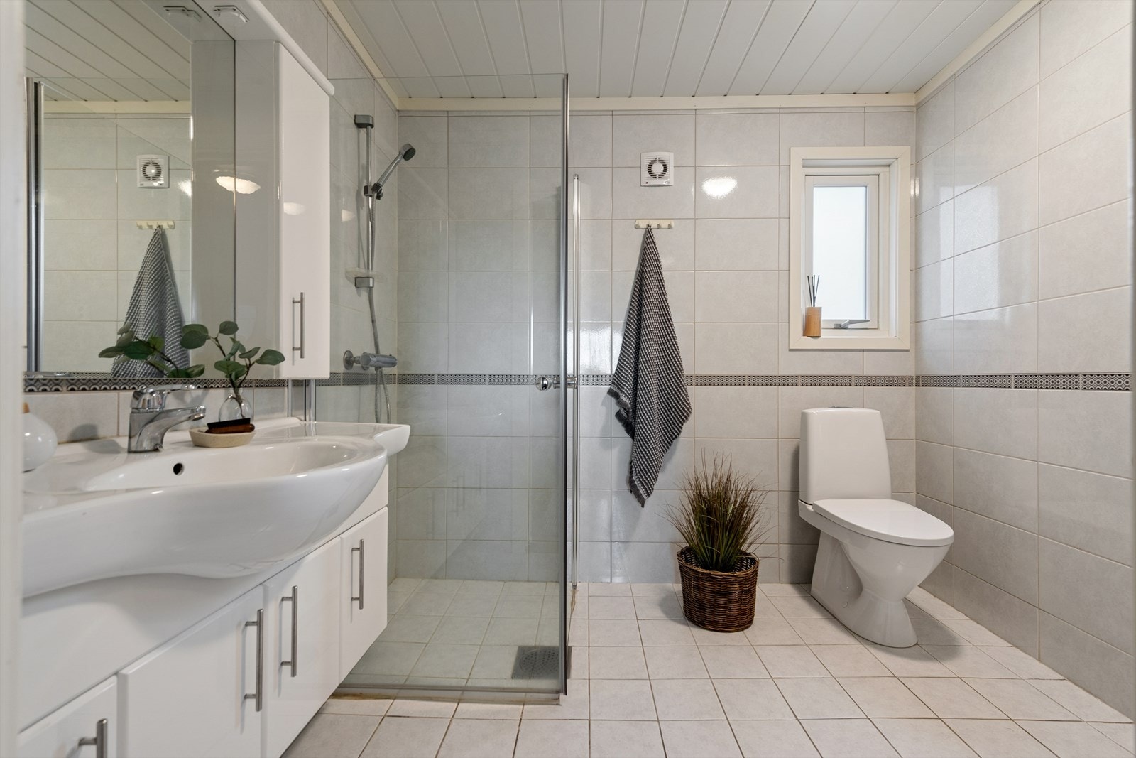 Fliser på vegg og gulv gir et enkelt vedlikehold, mens mekanisk avtrekk sikrer god ventilasjon. Galleribilde