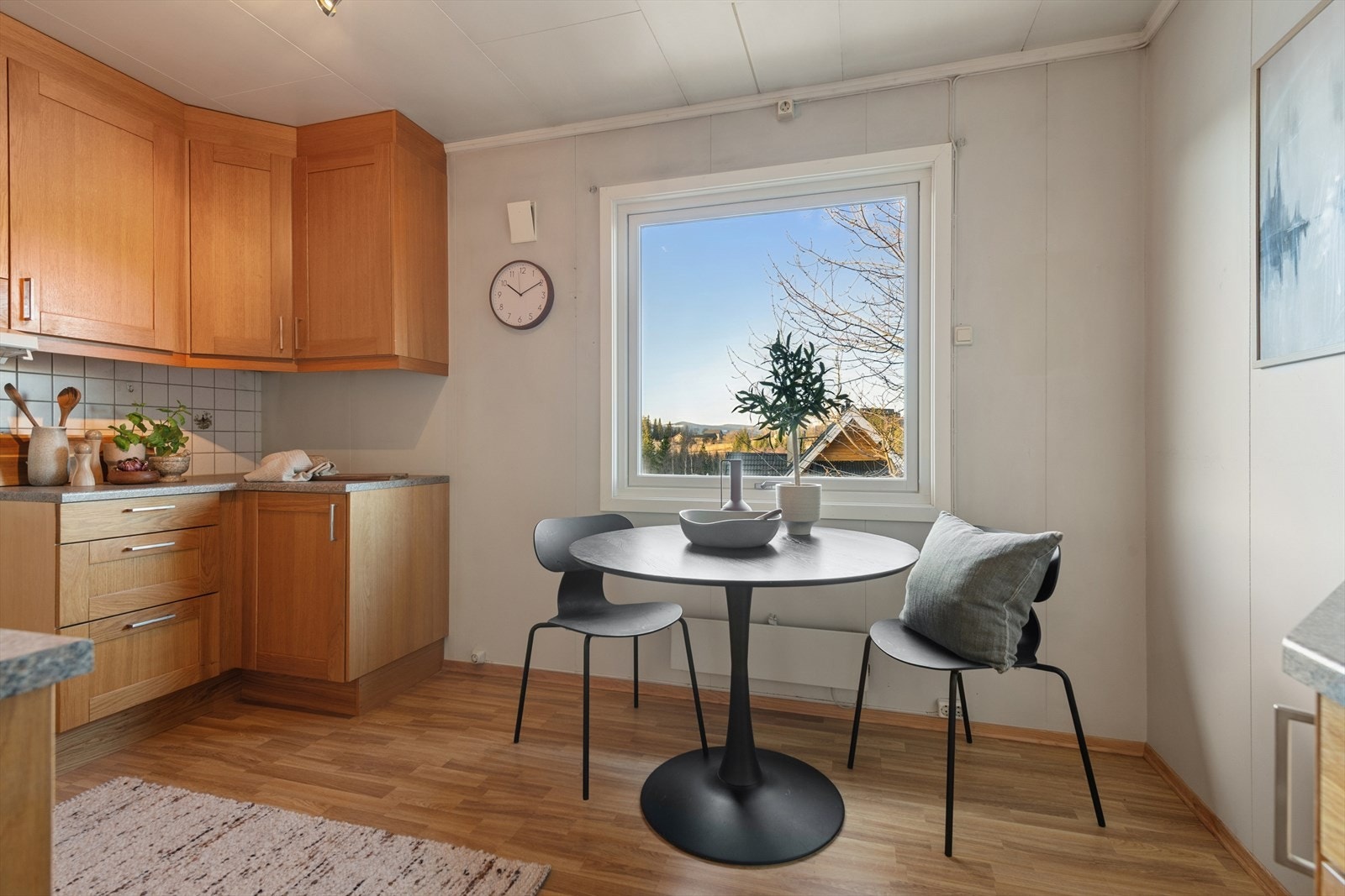 Hyggelig plass til spisebord ved vindu. Galleribilde