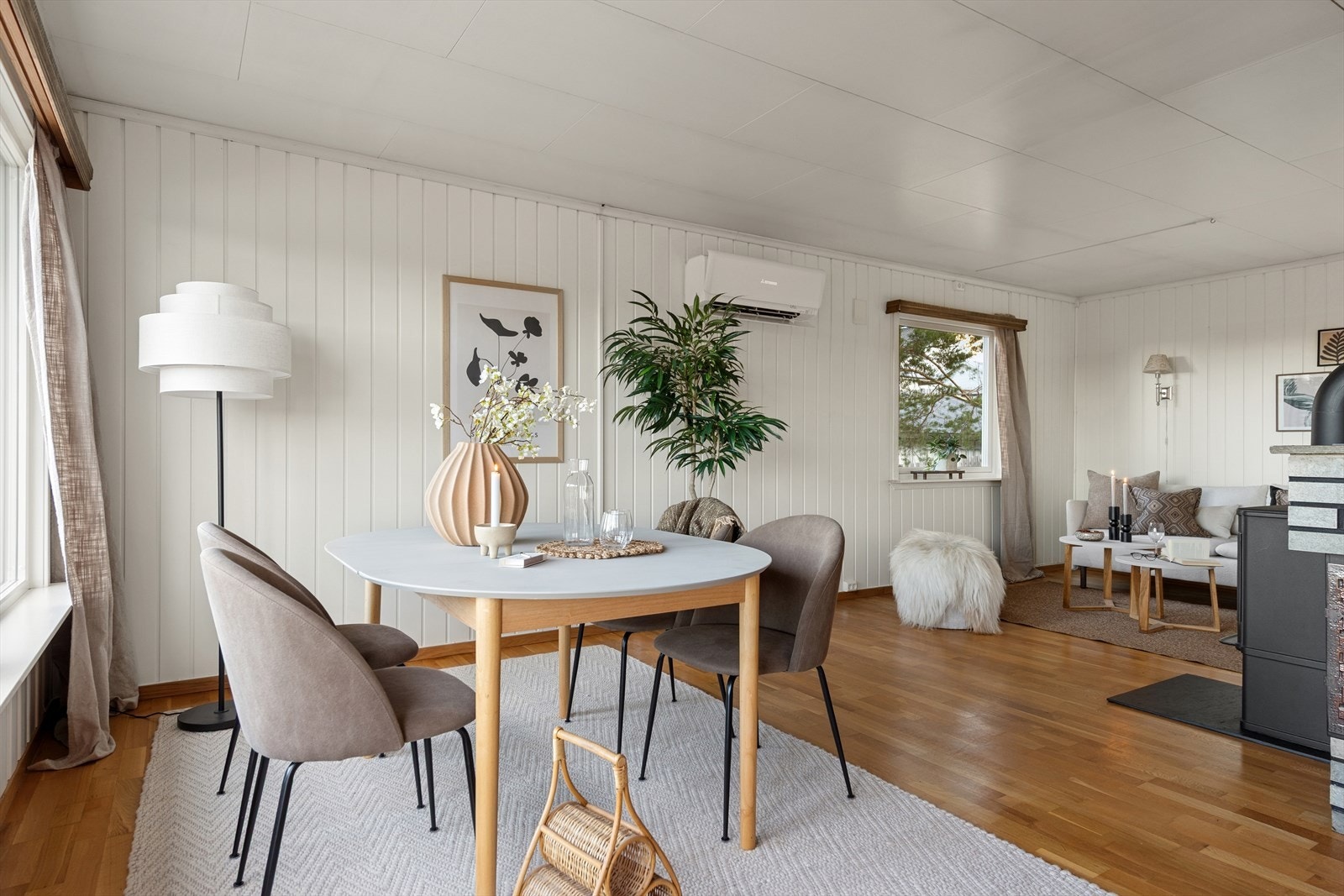 Det er god plass i stuen bpde for spisbordmøblement og for sittegruppe Galleribilde