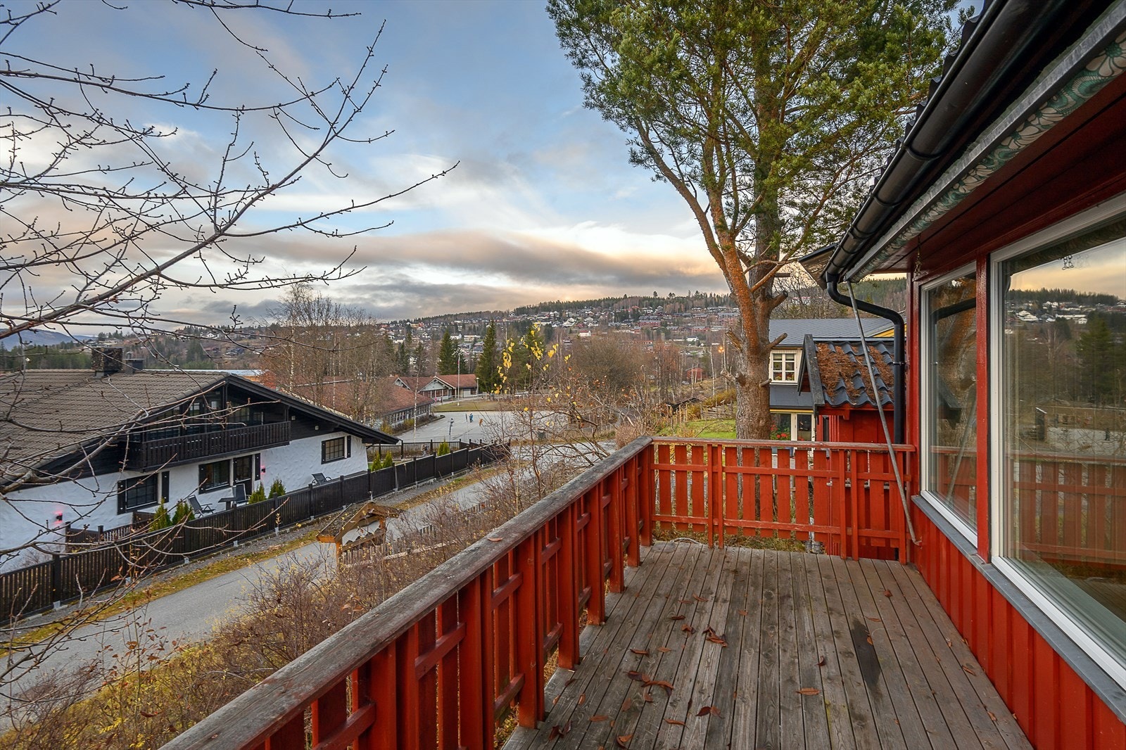 Fra stuen er det utgang til terrassen mot vest. Her er det god plass for utemøblement. Galleribilde