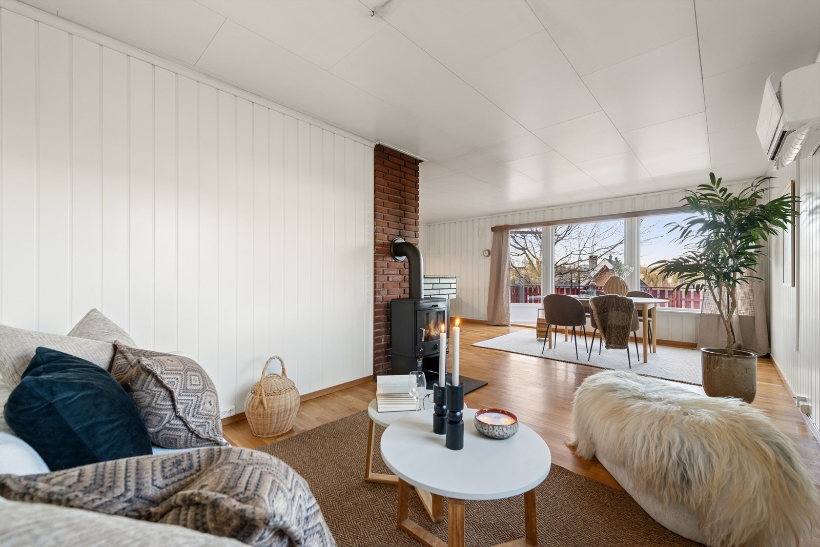 Vedovn bidrar med effektiv oppvarming og skaper en varm atmosfære. Det er også montert varmepumpe i stuen. Galleribilde