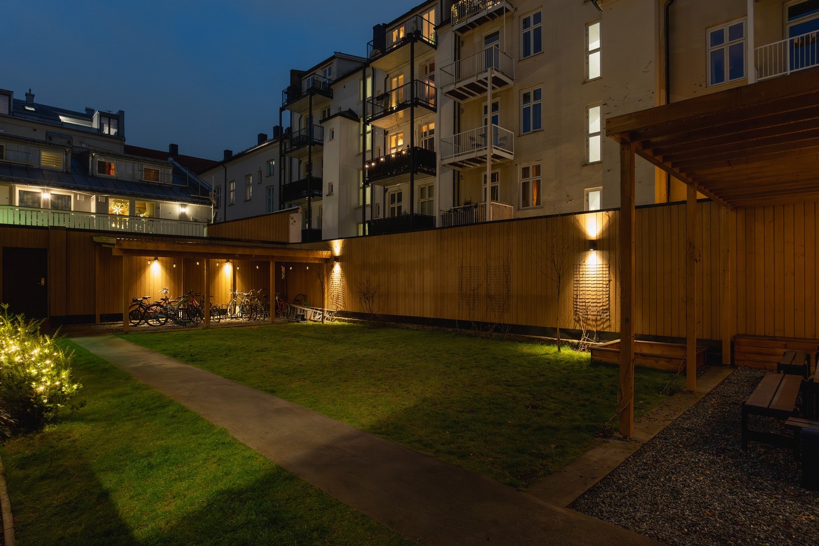 Felles bakgård. Galleribilde