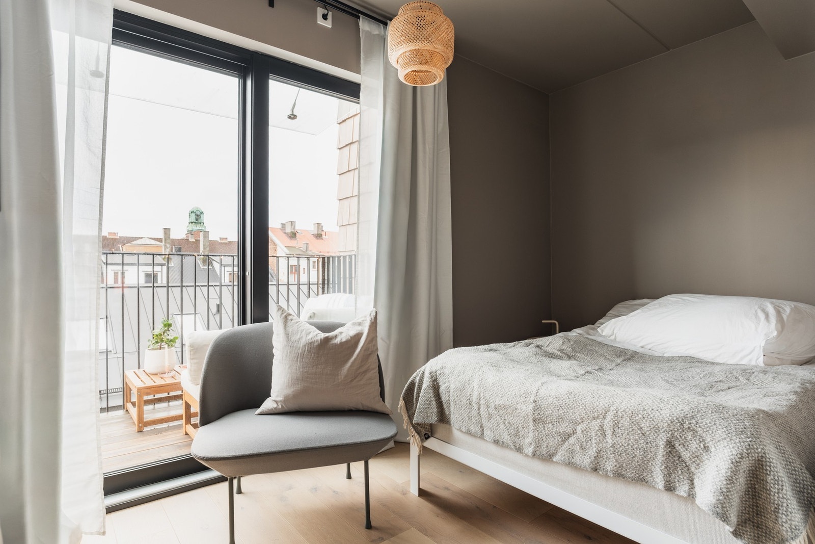 Soverom 1 er av god størrelse, med plass til både dobbeltseng og garderobeløsning. Galleribilde