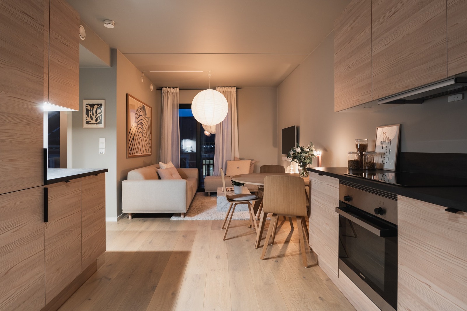 Leiligheten varmes opp med vannbåren varme i gulv og elektriske varmekabler på baderom. Galleribilde