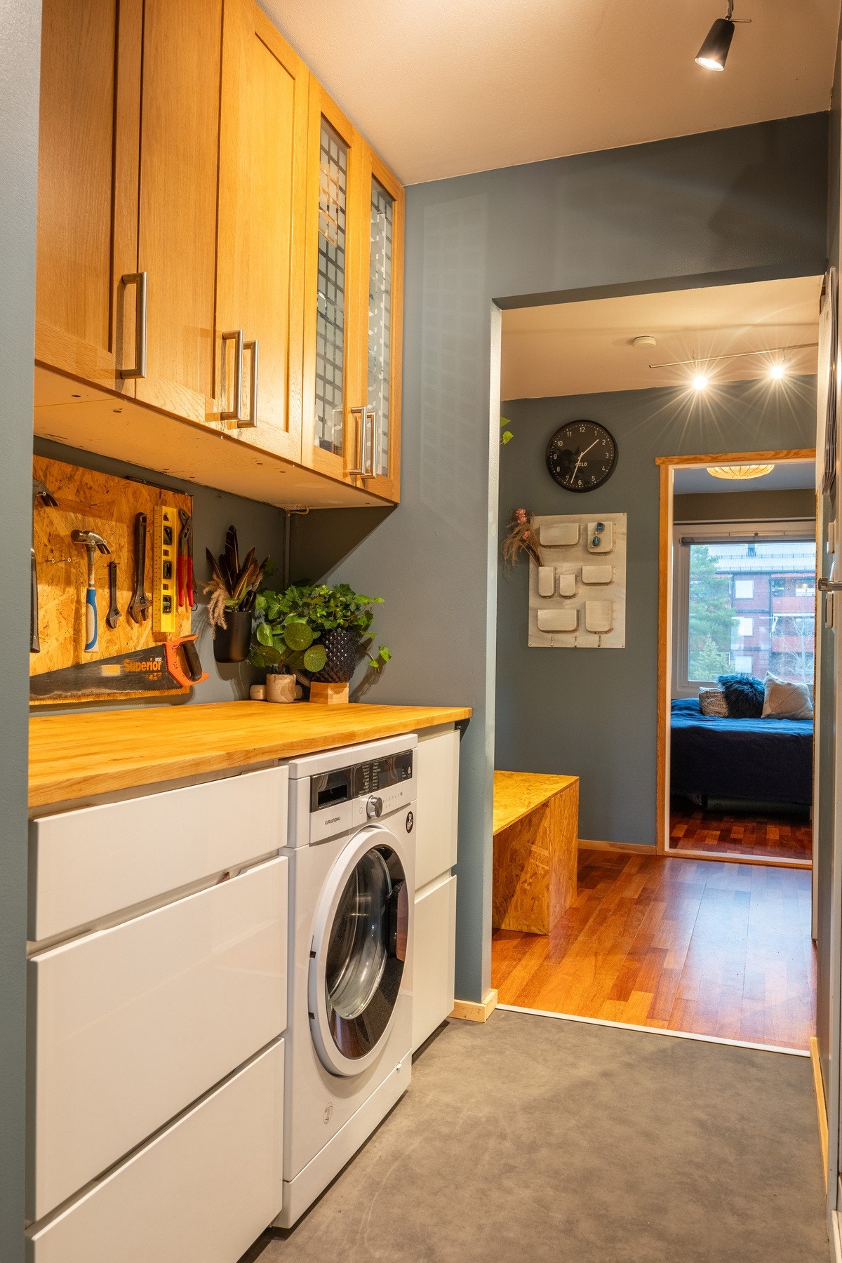 Nisje for vaskemaskin i gangen utenfor badet. Galleribilde