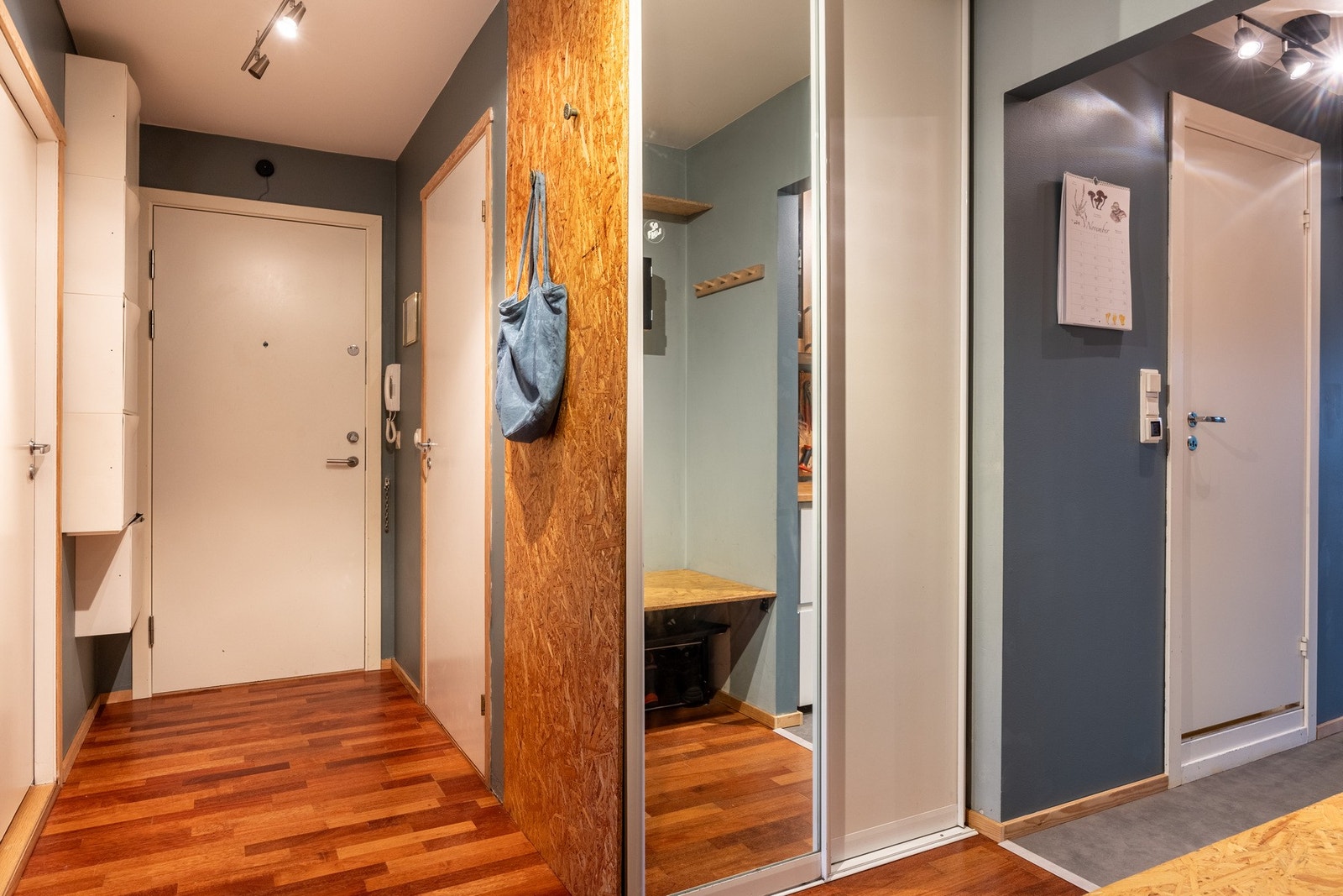 Entréen er romslig med plass for klesoppheng og oppbevaring av sko. Galleribilde