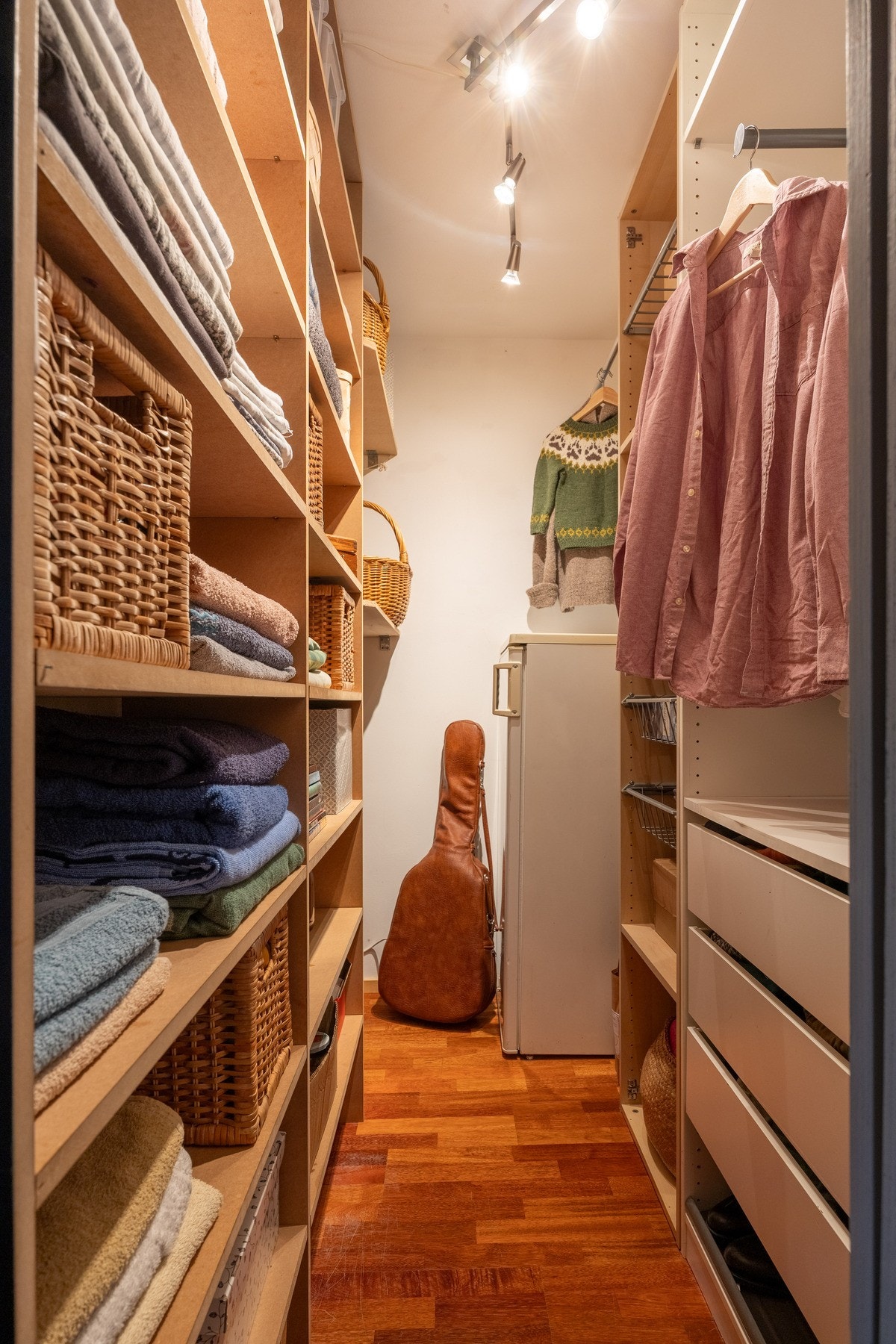 Walk-in garderobe tilknyttet entré. Galleribilde