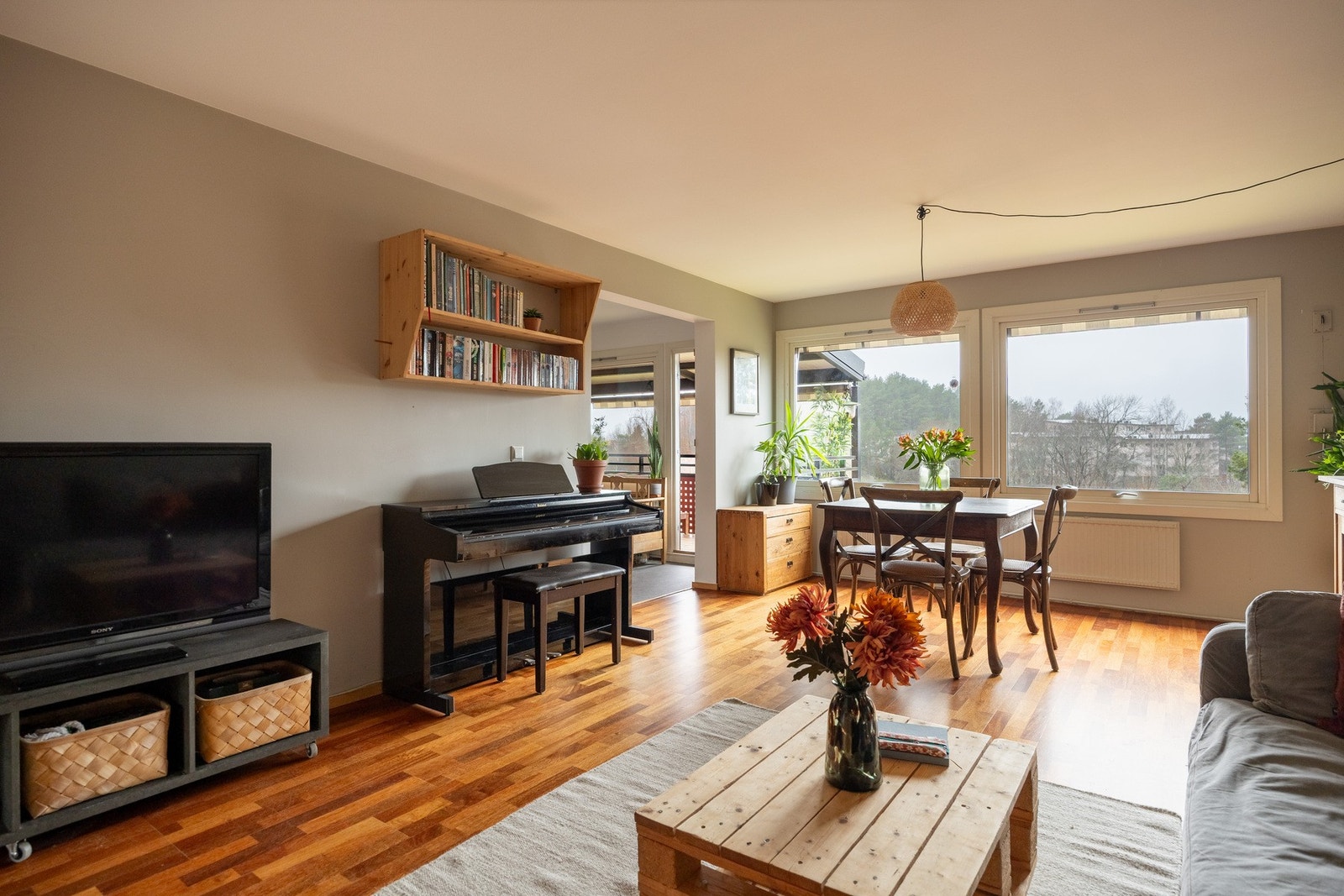 Store vinduer slipper inn rikelig med naturlig lys. Galleribilde