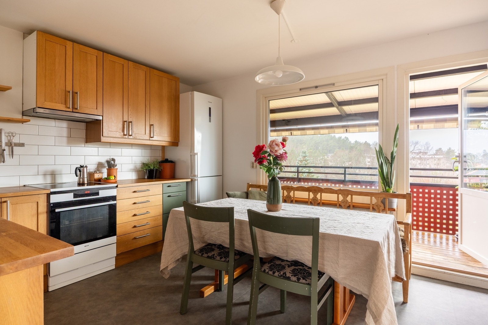 Det er god plass til spisebord, med rom for både familie og venner. Galleribilde