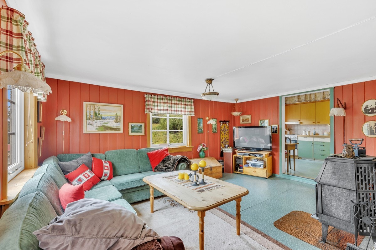 Stuen måler hele 33 m2, det er også plassert vedovn i stuen. Galleribilde