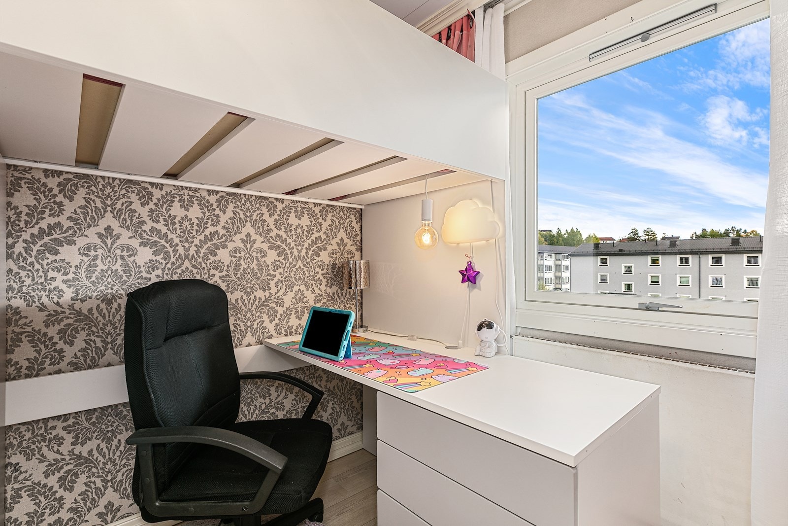 Smart løsning gir plass til et praktisk skrivebord og kontorstol. Galleribilde