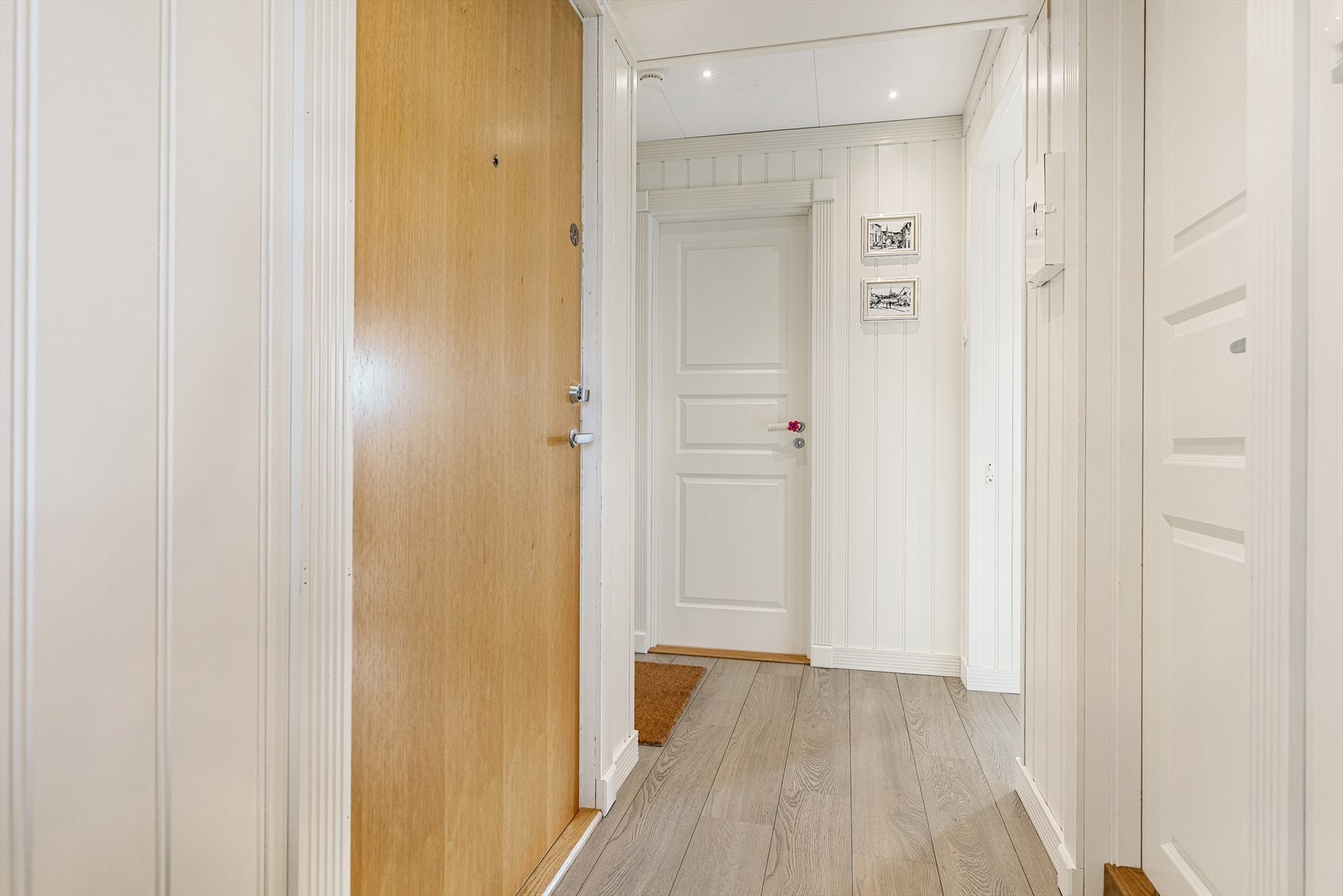 Det er god oppbevaringsplass i en pen og romslig skyvedørsgarderobe med speilfronter. Galleribilde