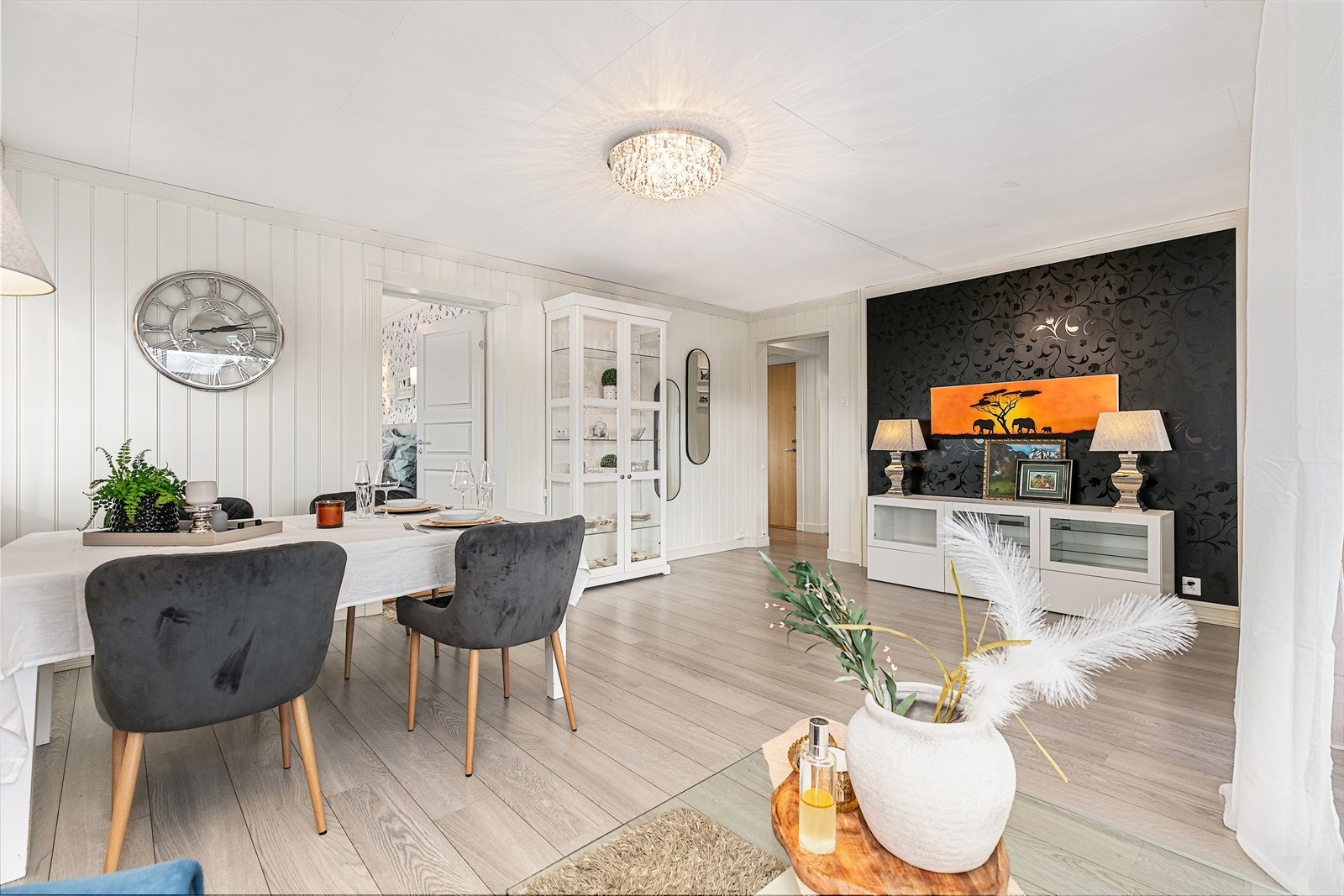 Stuen har en god takhøyde på 2,40 meter og en kombinasjon av malte flater og tapet. Galleribilde