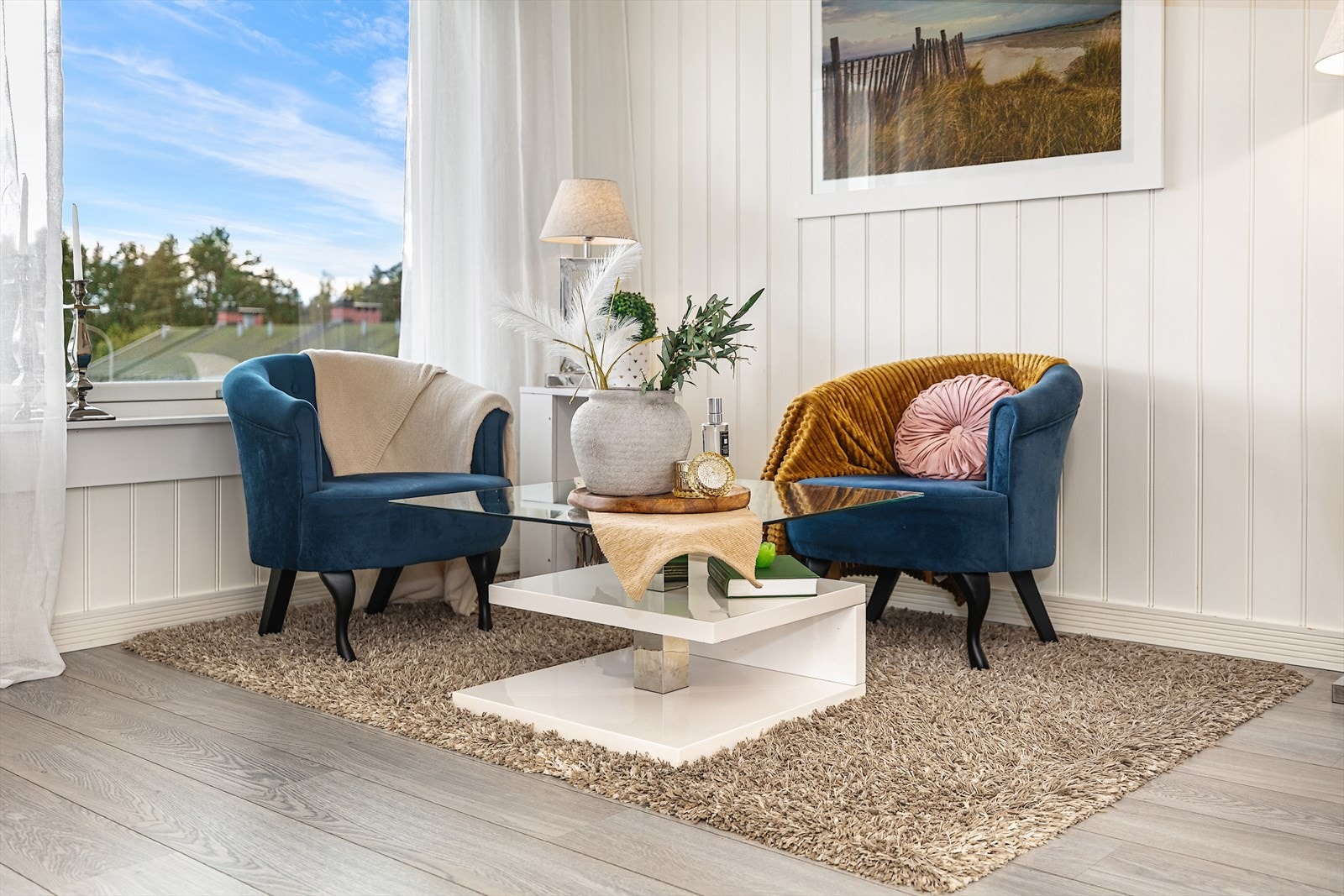 Store vindusflater fra 2017 med 2-lags isolerglass sørger for et pent utsyn. Galleribilde