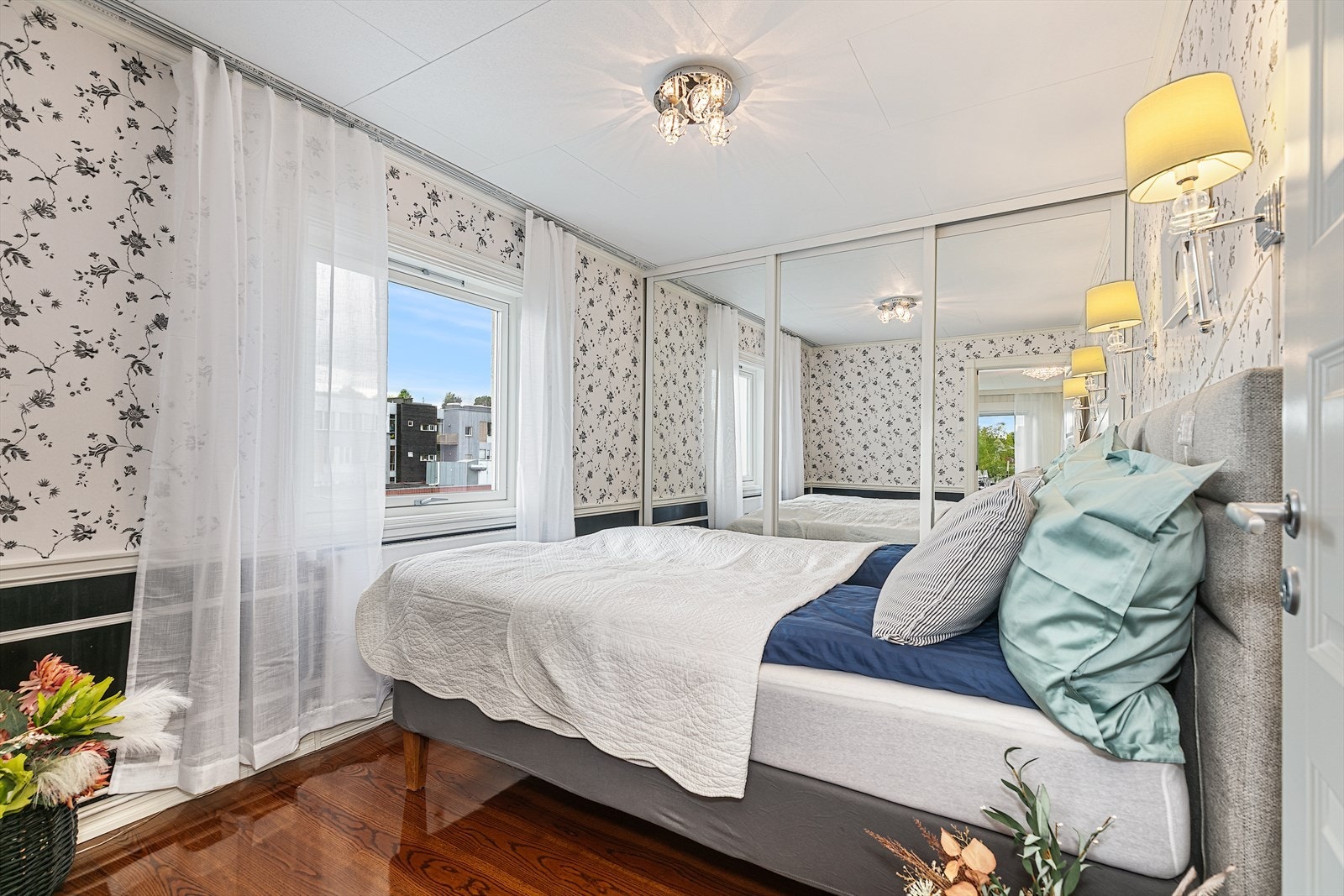 Leiligheten har to gode soverom med adkomst fra hhv. gangen og stuen. Hovedsoverommet med tilgang fra stuen har god plass til å innredes med dobbeltseng og tilhørende nattbord. Galleribilde