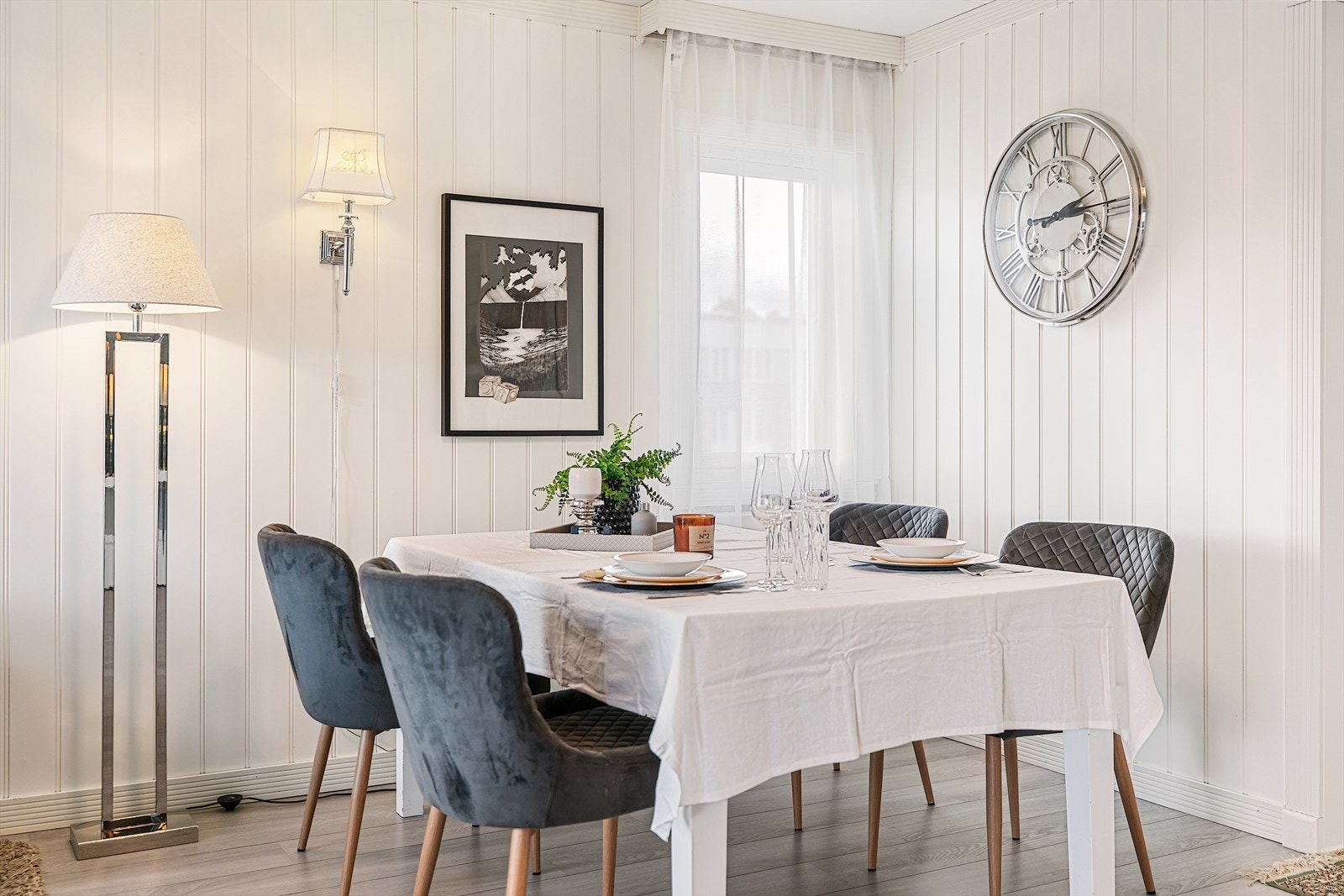 Leilighetens gode plassering på enden gir ekstra vindusflater som sørger for naturlig lysinnslipp i tillegg til en luftig romfølelse. Galleribilde