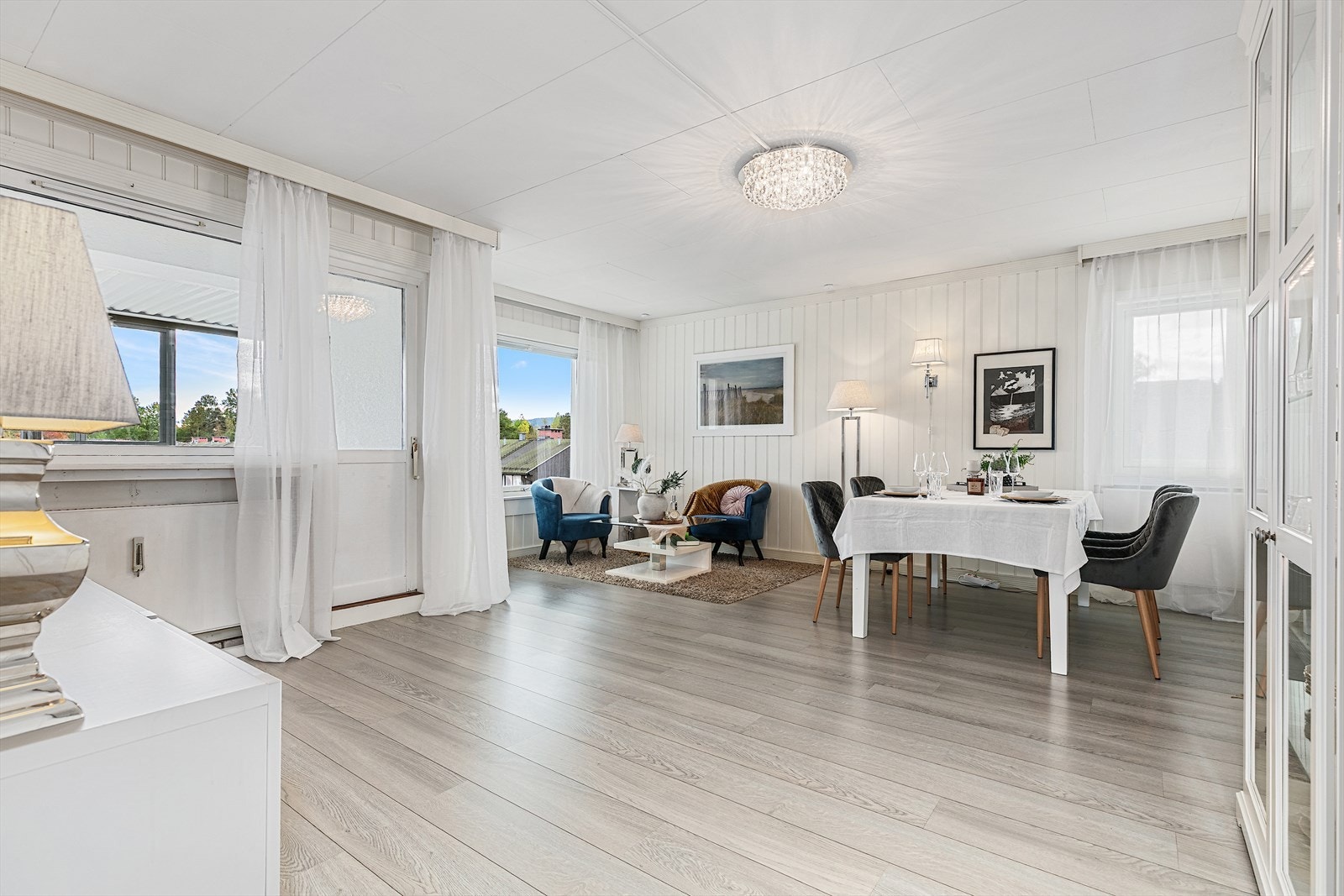 Dette er en lys og gjennomgående 3-roms leilighet beliggende luftig til i 3. og øverste etasje. Galleribilde