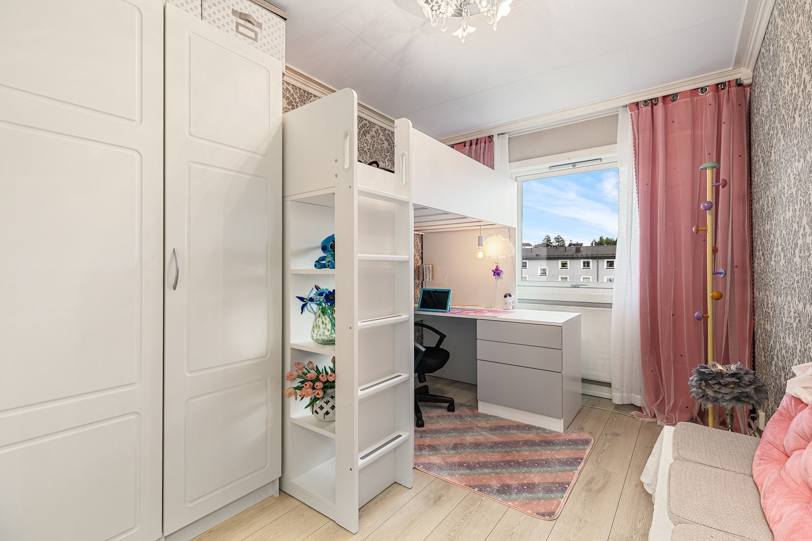 Det andre soverommet kan fint innredes og benyttes som enten barnerom, gjesterom eller kontor. Galleribilde