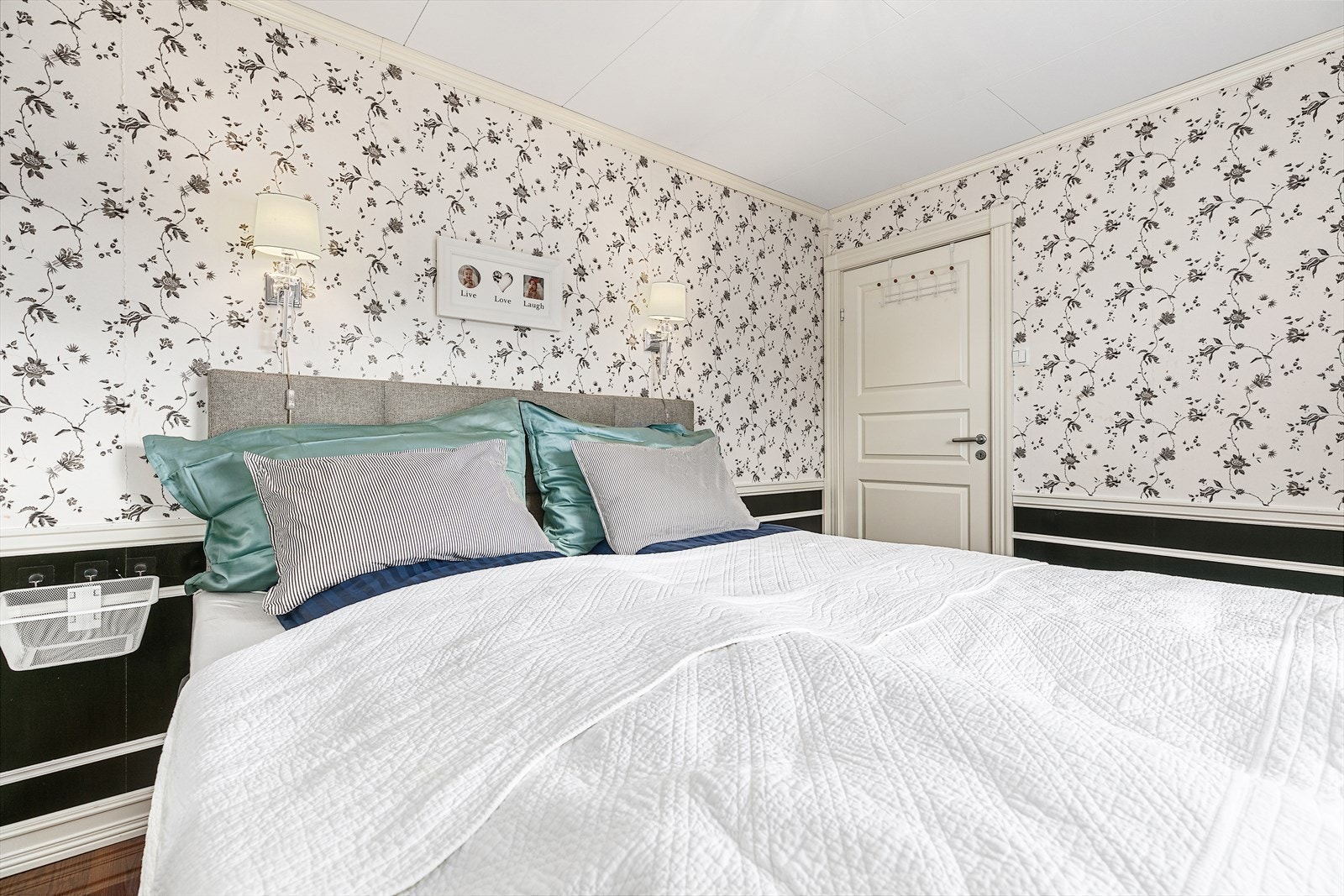 Langs hel vegg har man en pen skyvedørsgarderobe med speilfronter. Galleribilde