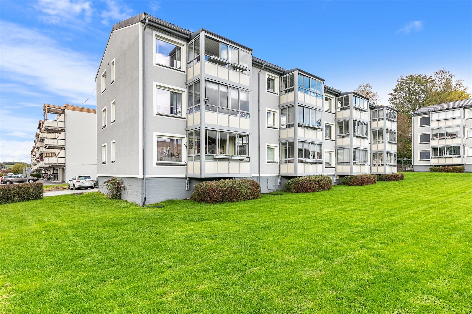 Leiligheten ligger i et veletablert og familievennlig område på Kjeller, mellom Lillestrøm og Skedsmokorset, med nærhet til skoler, barnehager og dagligvarebutikker. Galleribilde