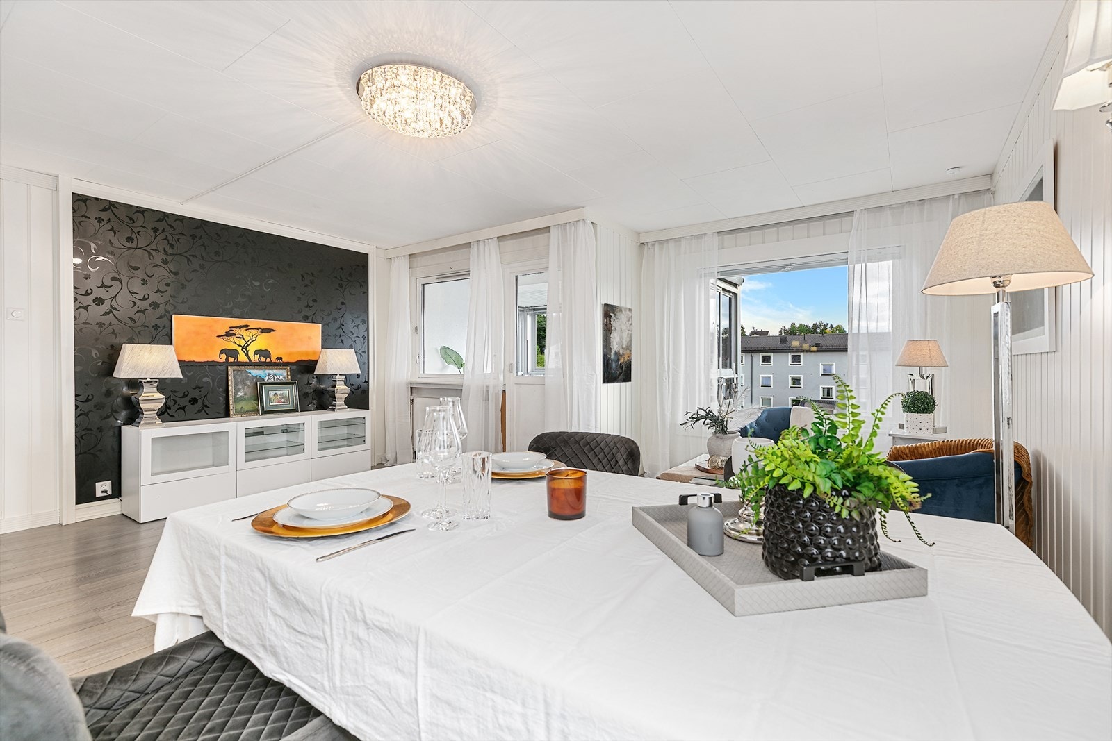 Stuen er et sentralt samlingspunkt med god plass til en romslig spisegruppe, sofagruppe med stuebord og mediemøbler. Galleribilde