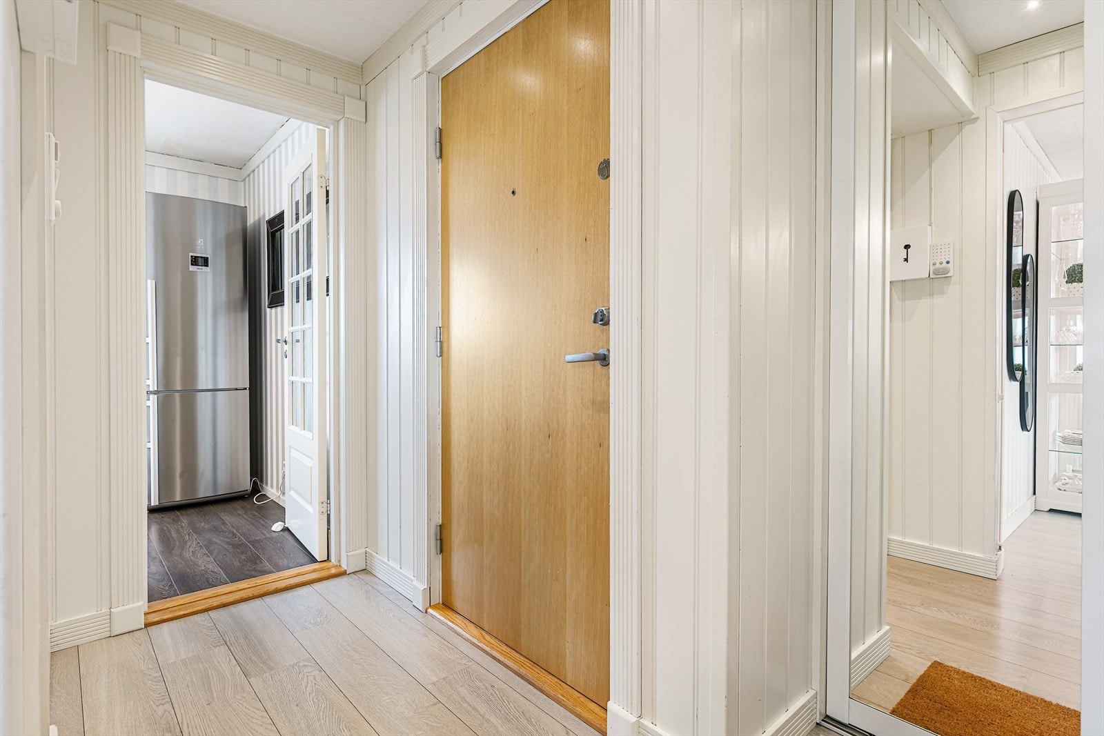 Lys og innbydende gang som gir et godt førsteinntrykk av leiligheten. Galleribilde