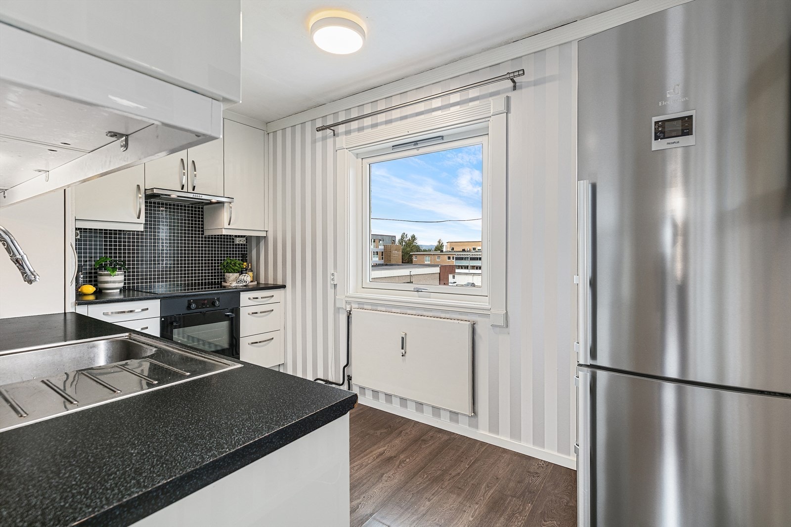 Separat og lyst kjøkken med en moderne og pen innredning fra IKEA. Galleribilde