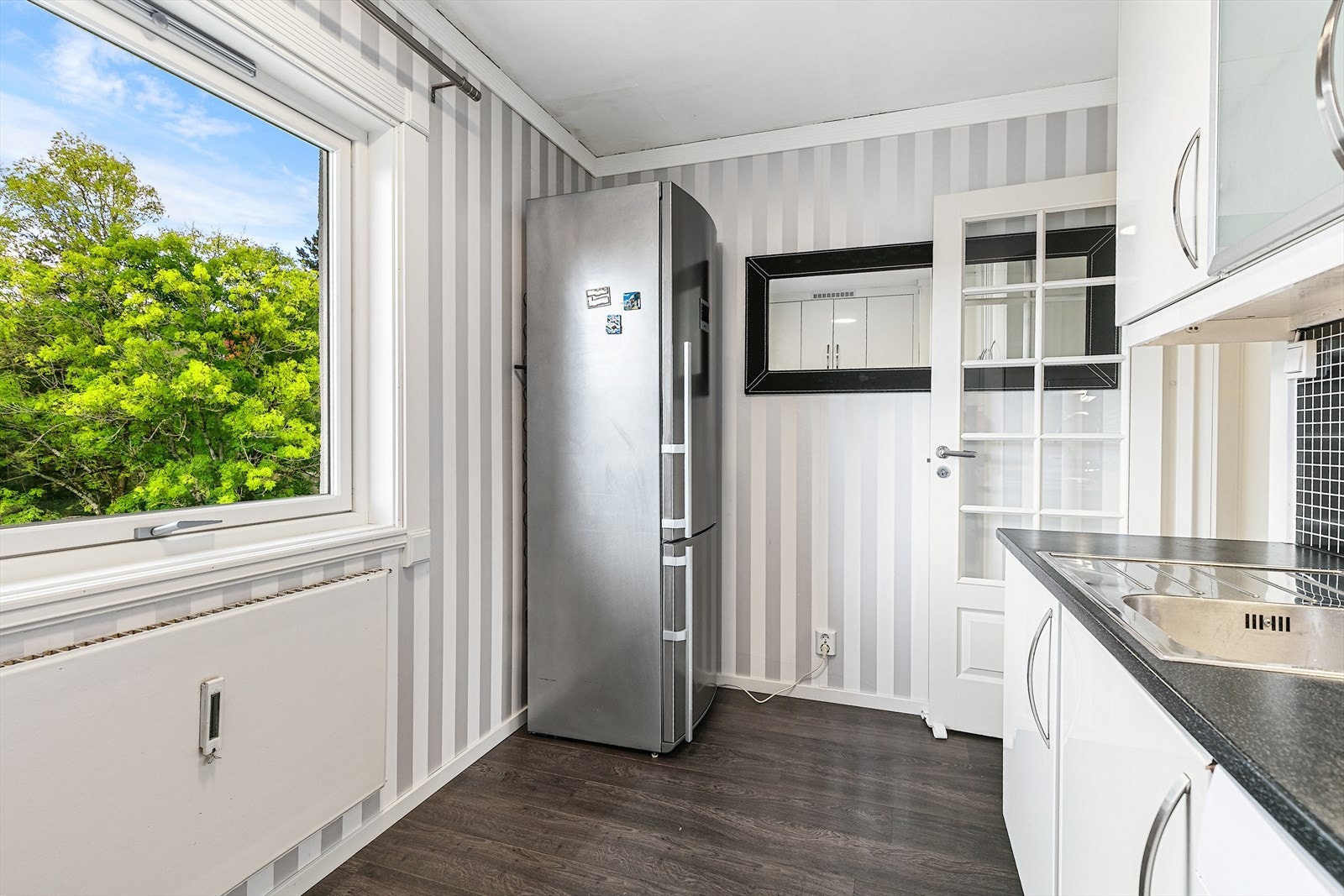 Det er plass til å sette inn frittstående hvitevarer som oppvaskmaskin og kjøleskap/fryser. Galleribilde