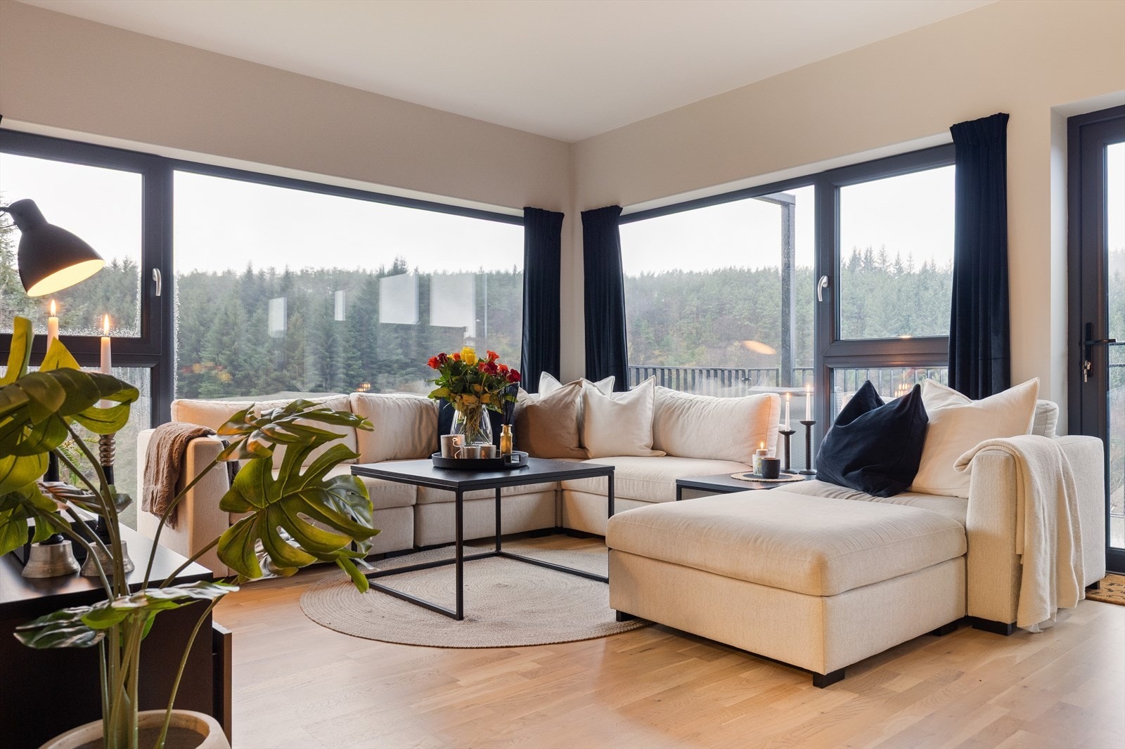 God plass til romslig sofagruppe Galleribilde