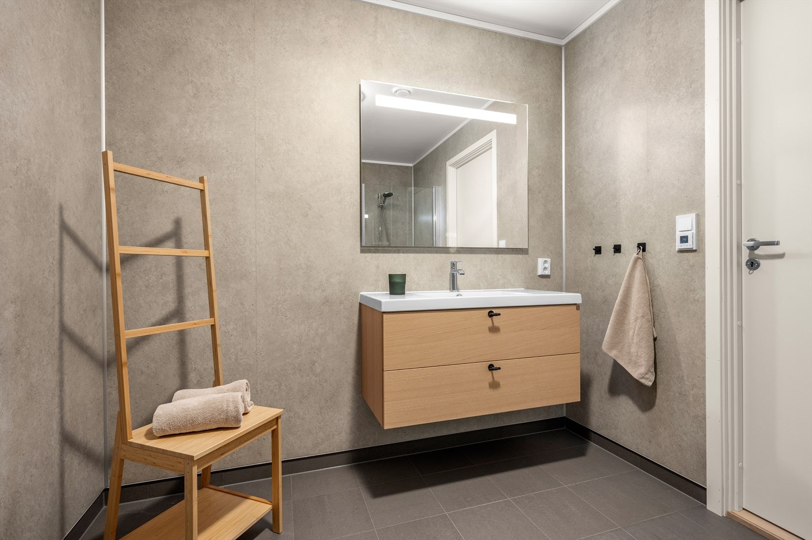 Stort og flott bad på 6,5 m², god plass til å møblere slik en ønsker. Galleribilde